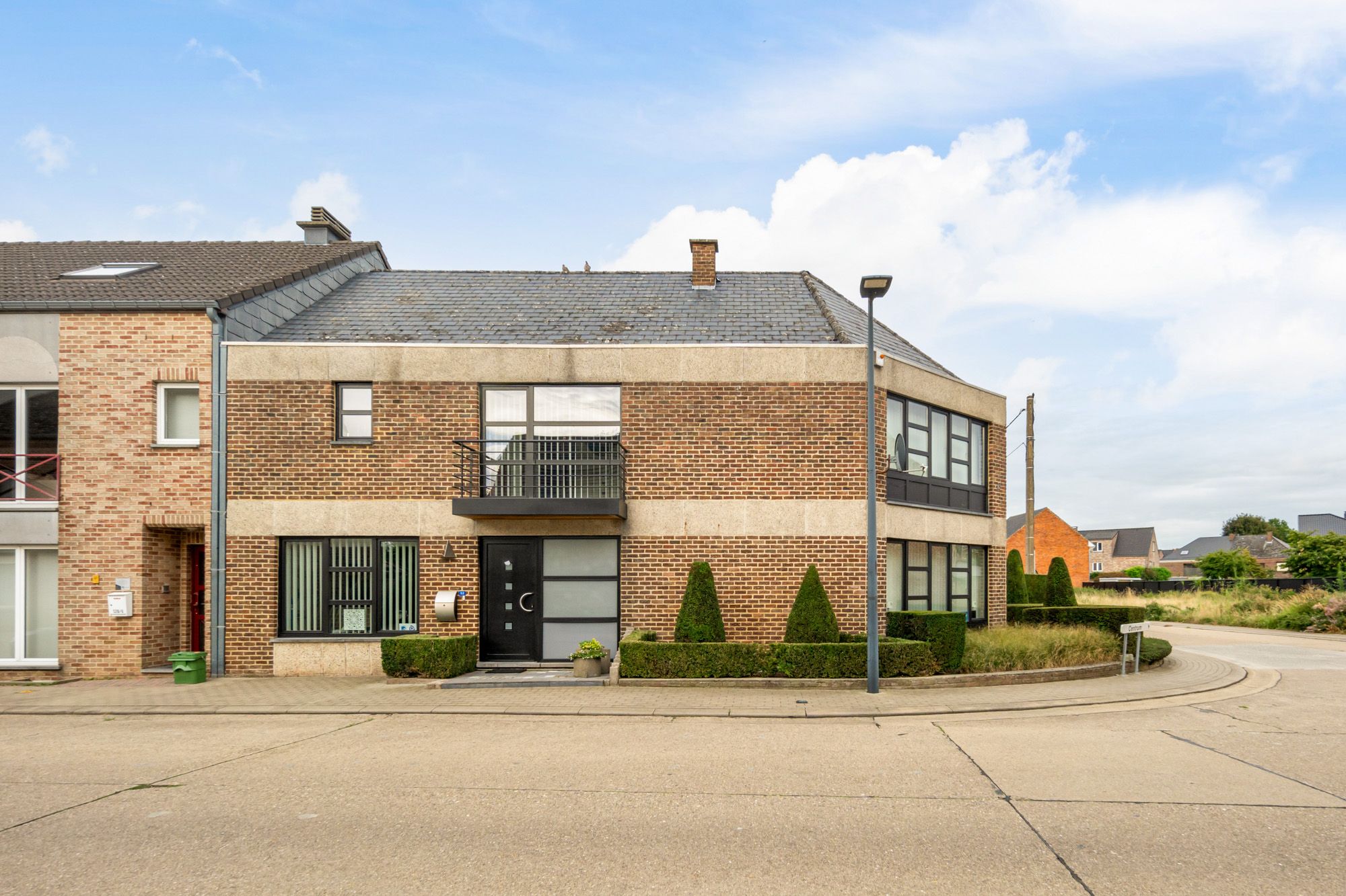 Ruime gezinswoning met knappe tuin en bouwgrondmogelijkheid in Vlijtingen! foto 2