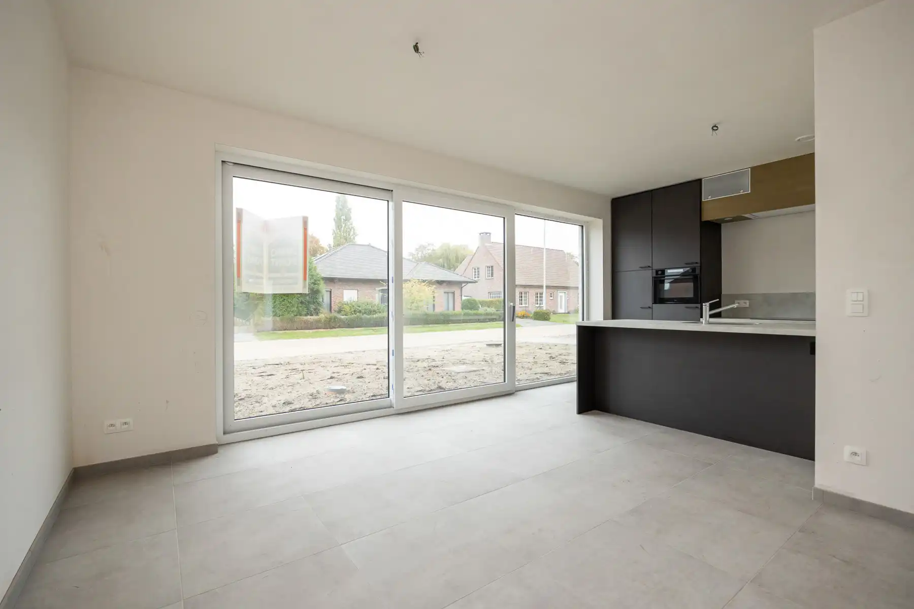 Halfopen woning met 3 slaapkamers en carport/fietsenberging op perceel van ca 320m² foto 5