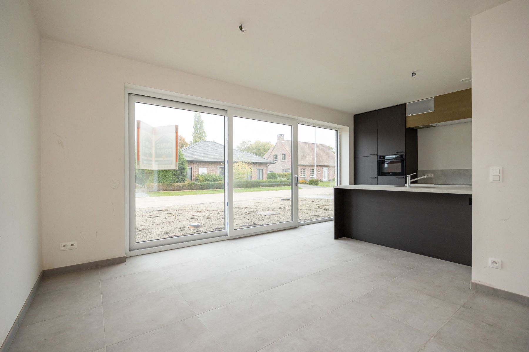 Halfopen woning met 3 slaapkamers en carport/fietsenberging op perceel van ca 320m² foto 5