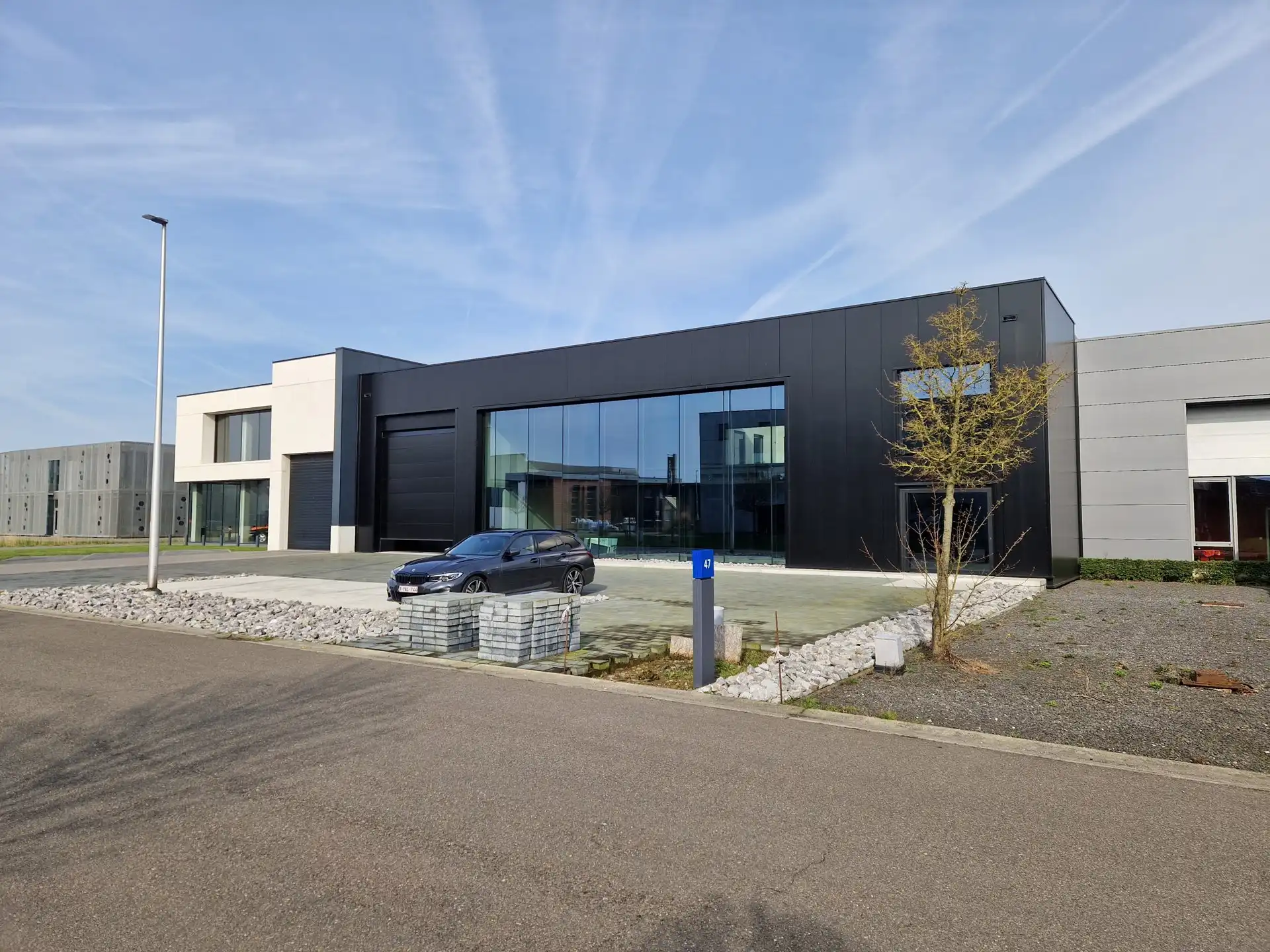 Representatief nieuwbouw bedrijfsgebouw op centrale locatie foto {{pictureIndex}}