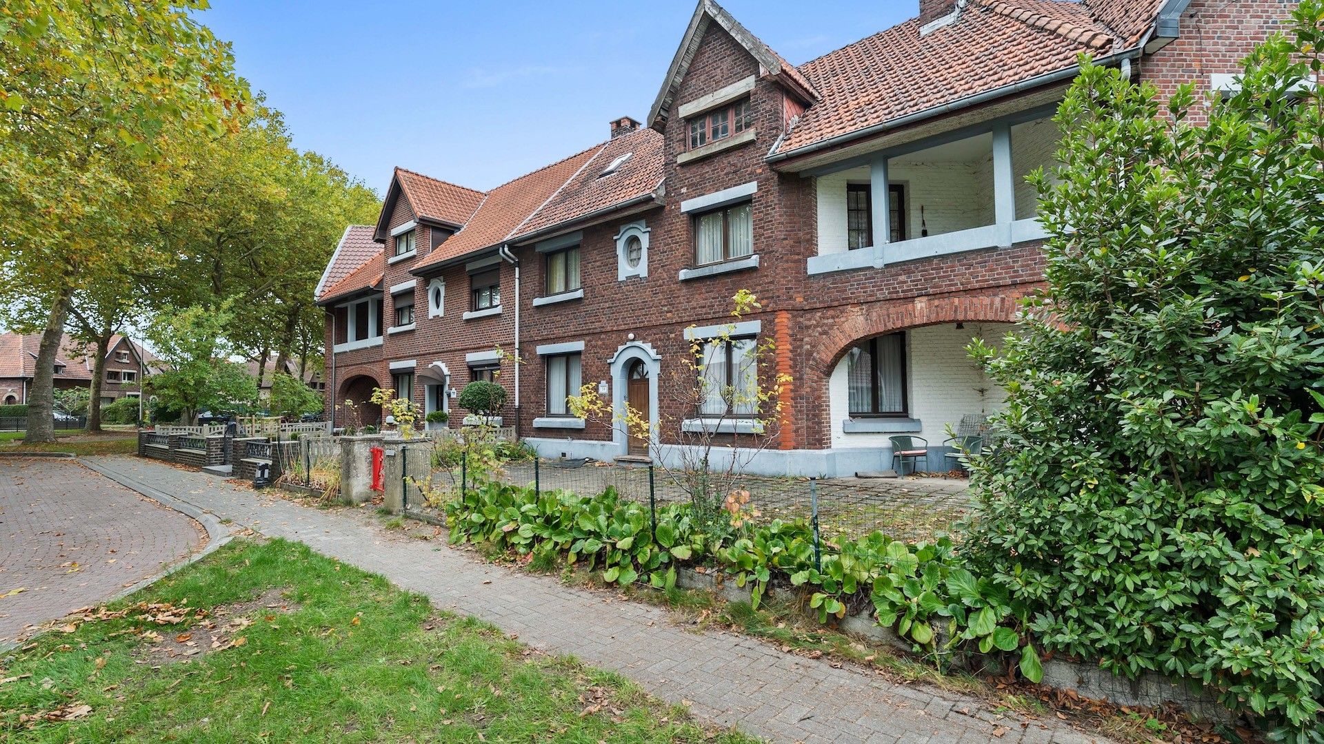 Te renoveren woning met 4 slpk's op een perceel van 3a 20 ca foto 2