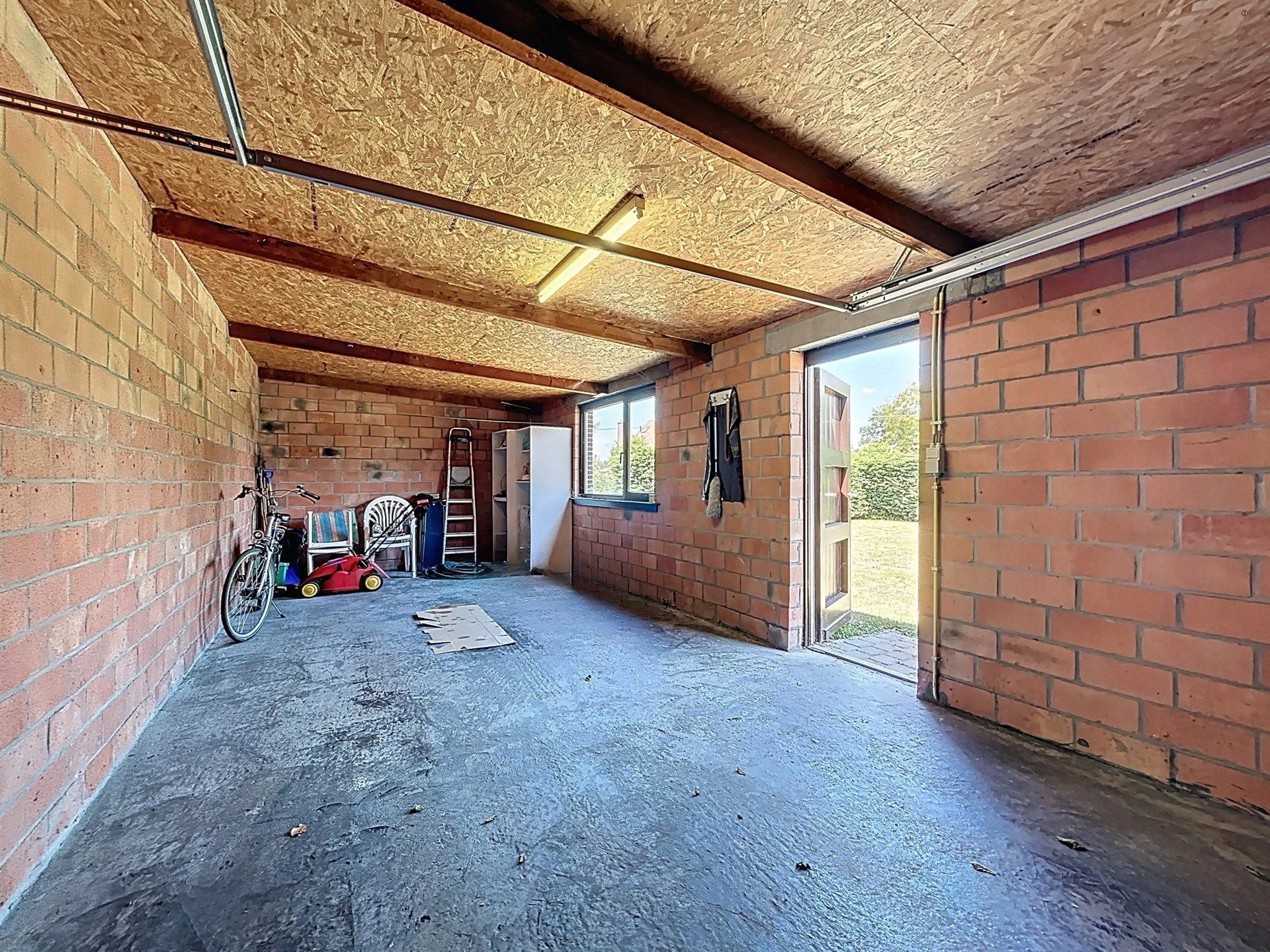 Rustig gelegen en instapklare open bebouwing (type bungalow)  met garage op perceel van 885m²  foto 18