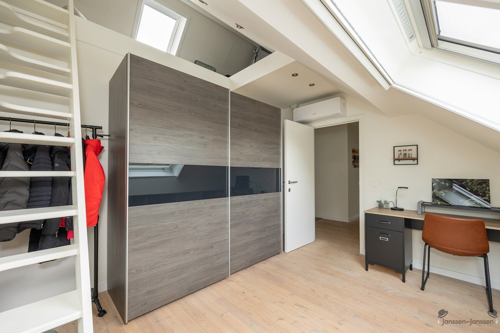 Modern, stijlvol dakappartement met riant terras en panoramisch uitzicht foto 15