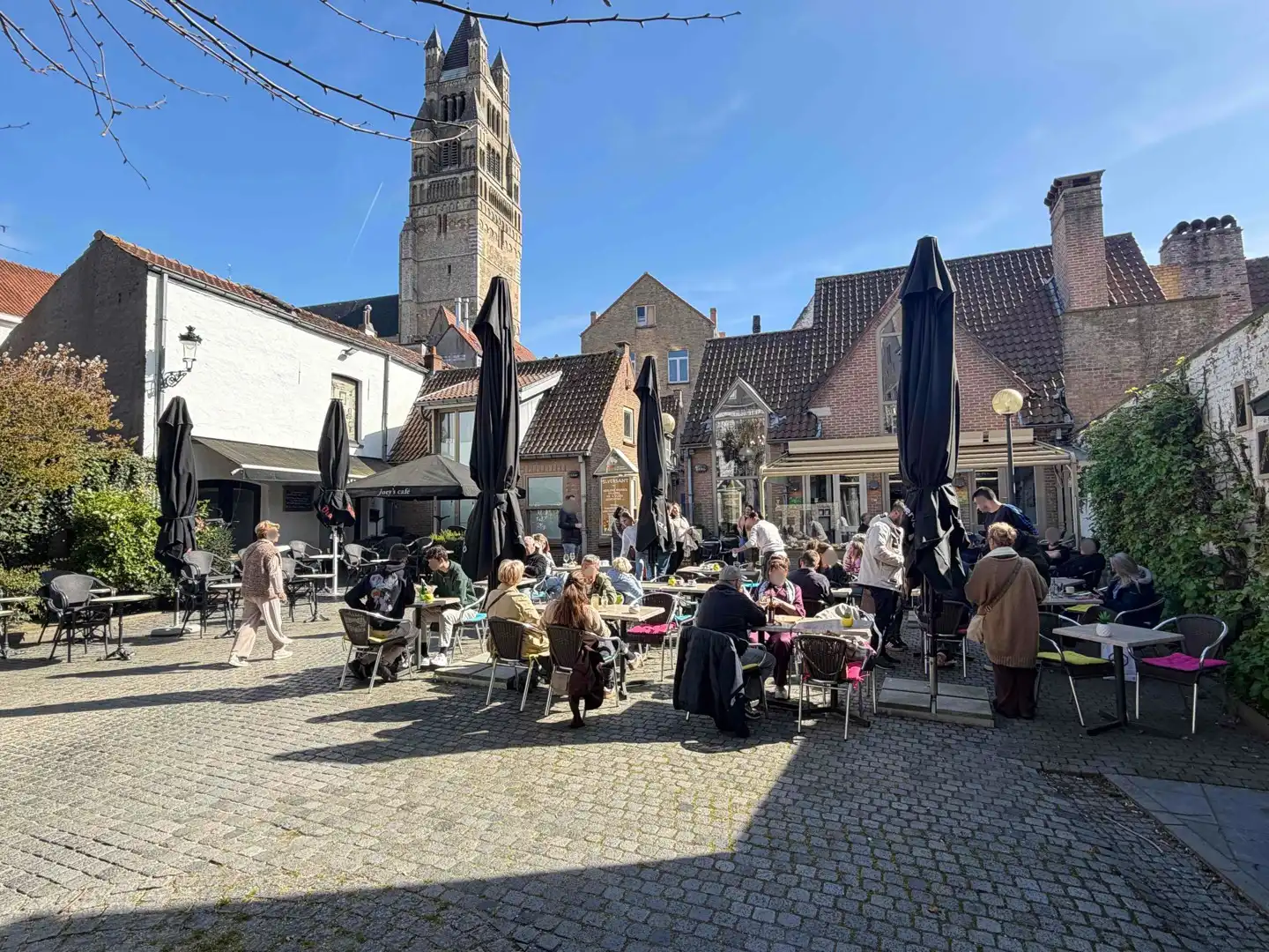 Horecazaak met groot terras in centrum Brugge foto {{pictureIndex}}