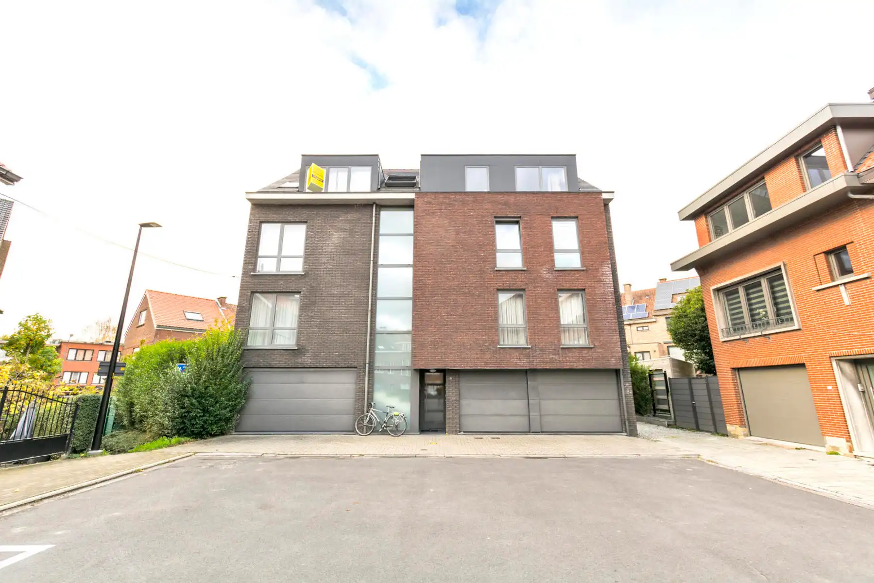 Welgelegen flat met garage en kelder... foto {{pictureIndex}}