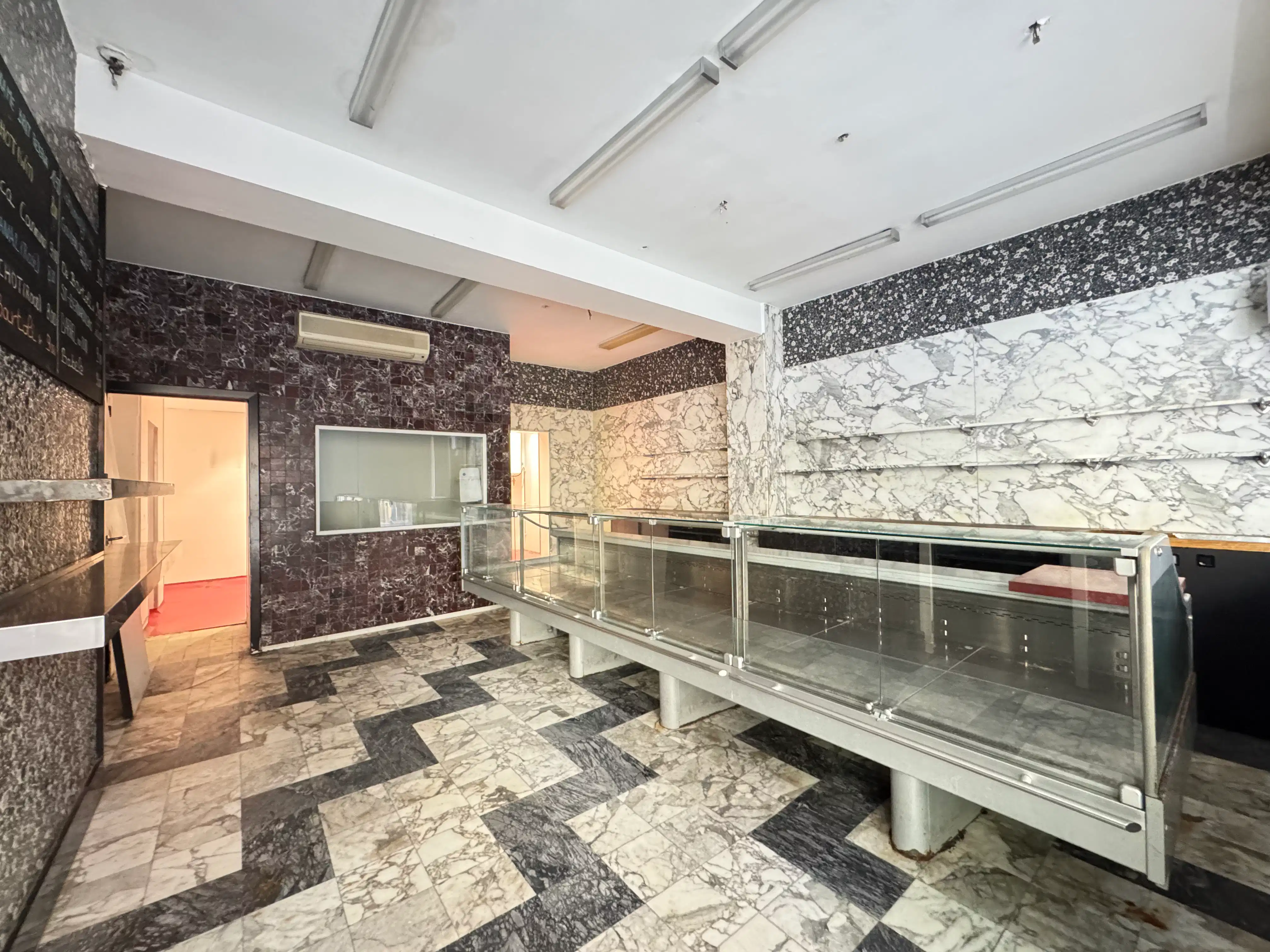 Handelsgelijkvloers 82m² foto 2