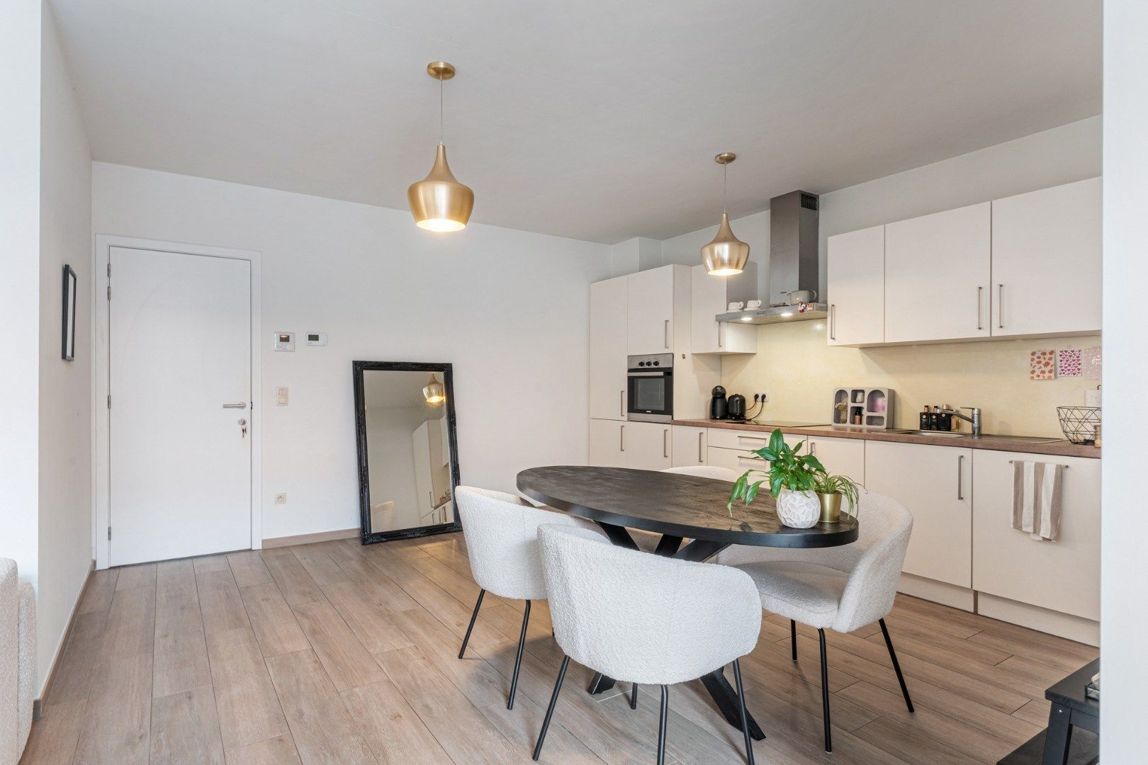 Recent, hoogwaardig afgewerkt gelijkvloers appartement, met terras en inpandige garage, in het centrum van Maaseik!  foto 11