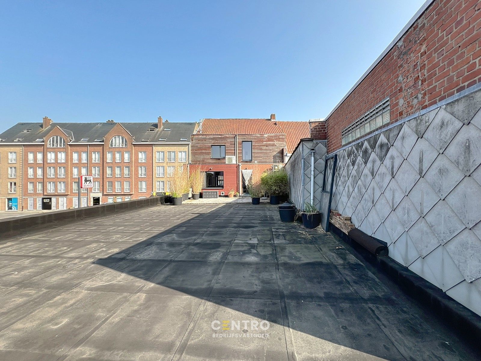 Veelzijdig pand bestaande uit RUIME woning met kantoor/praktijk/winkelruimte (267m²) + VERHUURD handelsgelijkvloers (238m²) op COMMERCIËLE ligging te Tielt! foto 20