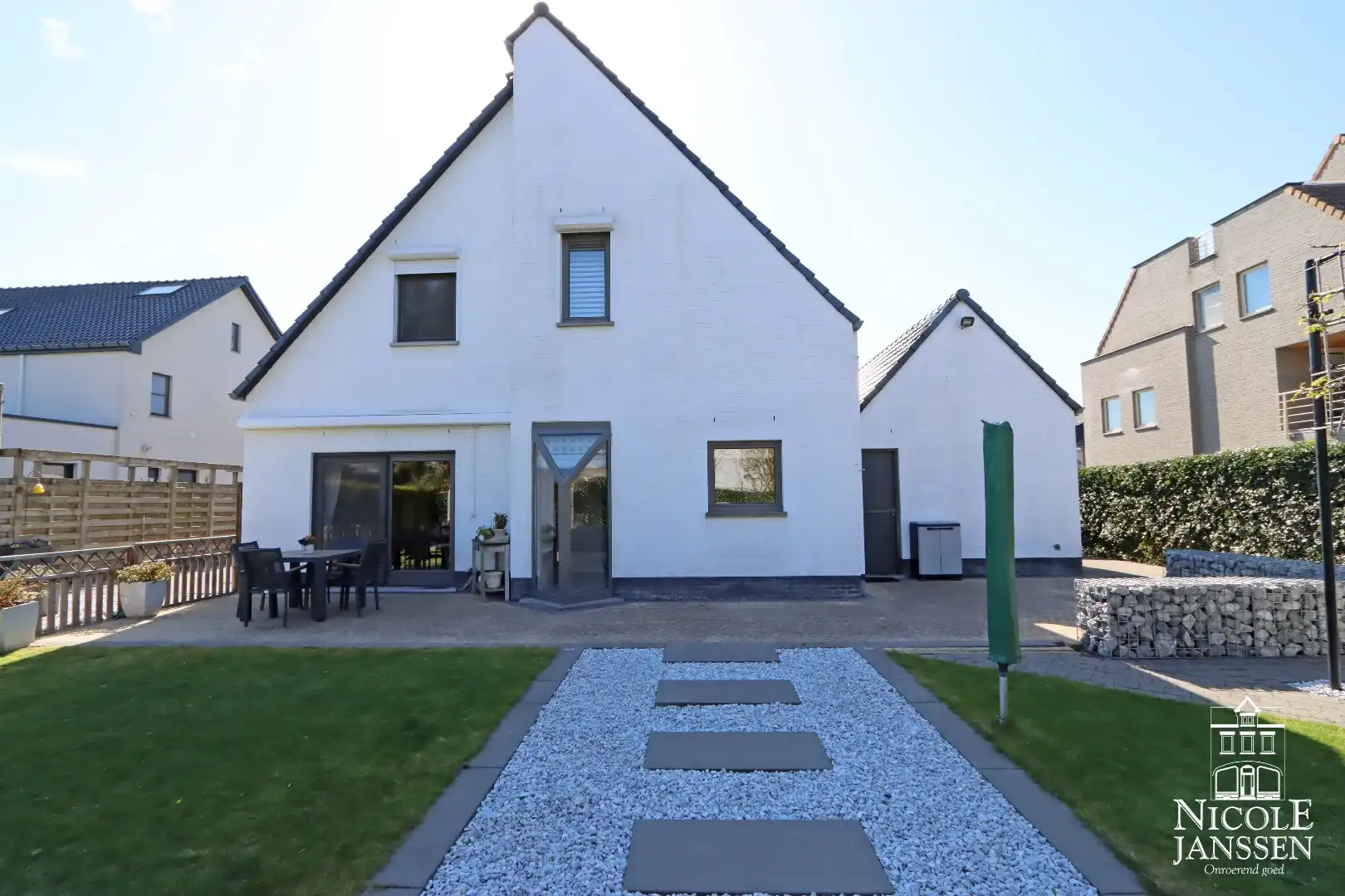 Instapklare woning met ruimte voor praktijk en mooie ingesloten tuin in Bree centrum foto 2