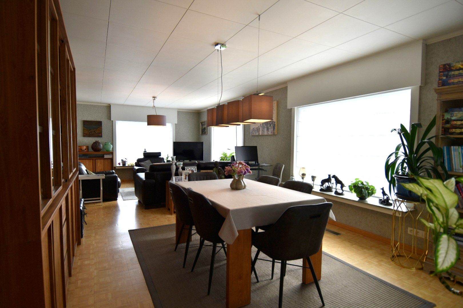 Charmante bungalow met 3 slaapkamers, dubbele garage en tuin te koop in Wevelgem foto 4