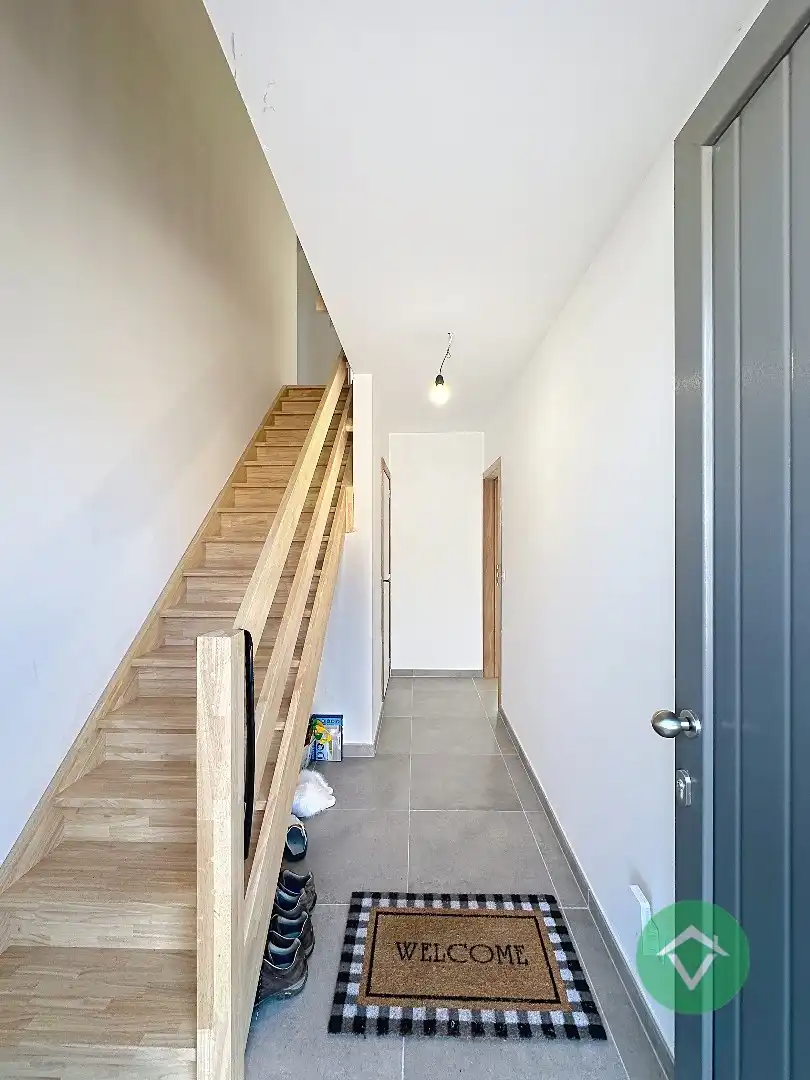 Moderne nieuwbouw tussenwoning met drie slaapkamers en garage in Moere foto 3