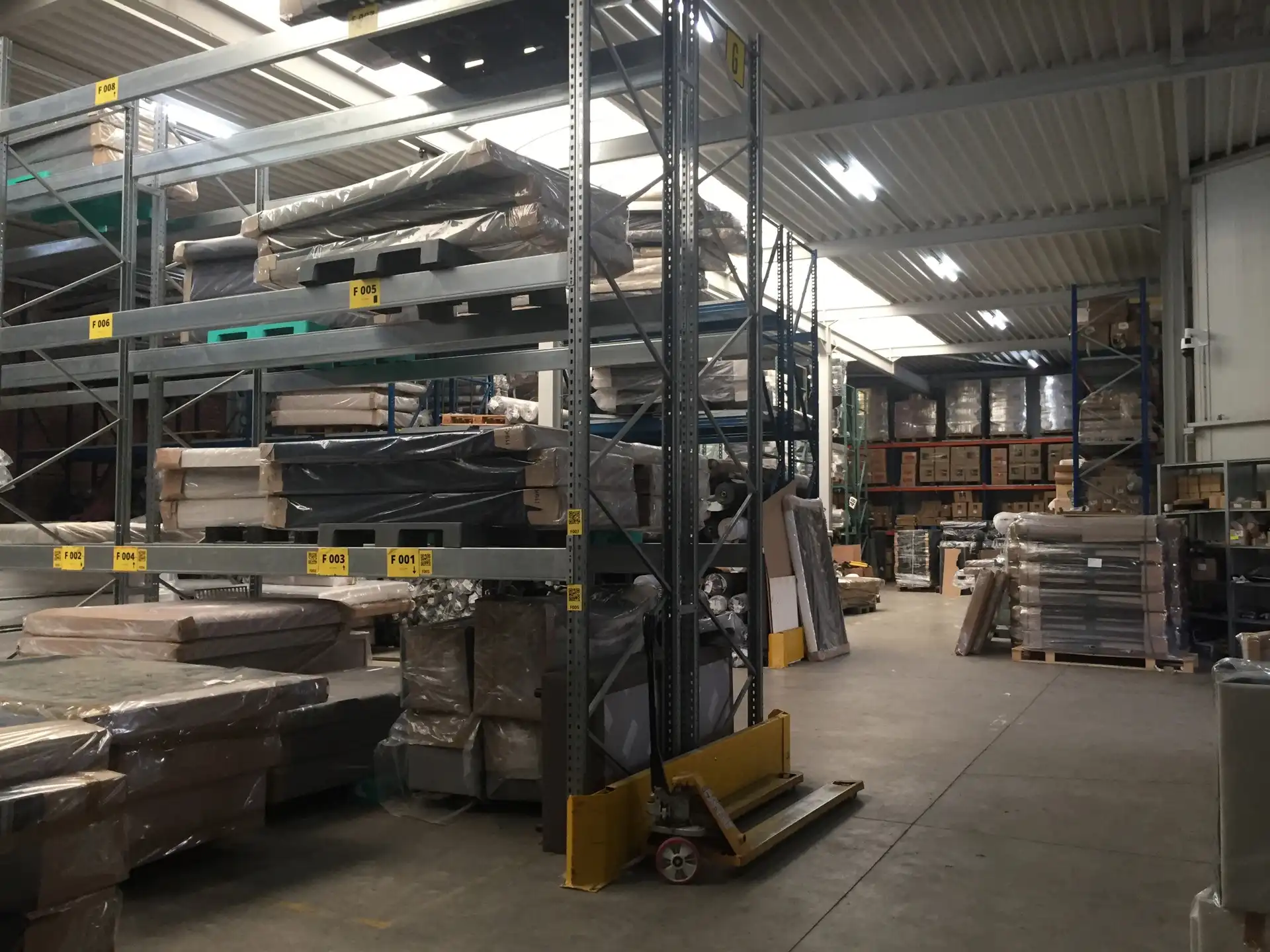 Polyvalent magazijn met gelijkvloerse showroom en kantoren foto 6