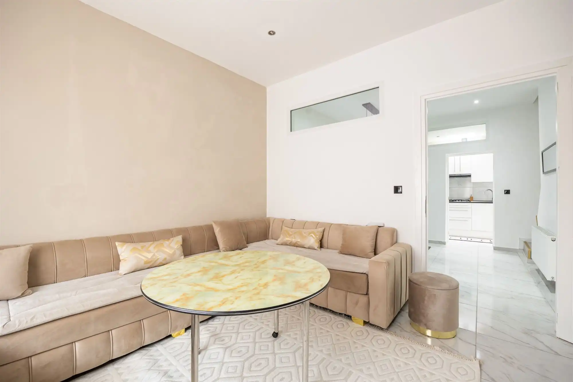 Gerenoveerde woning met drie slaapkamers en terras foto 8