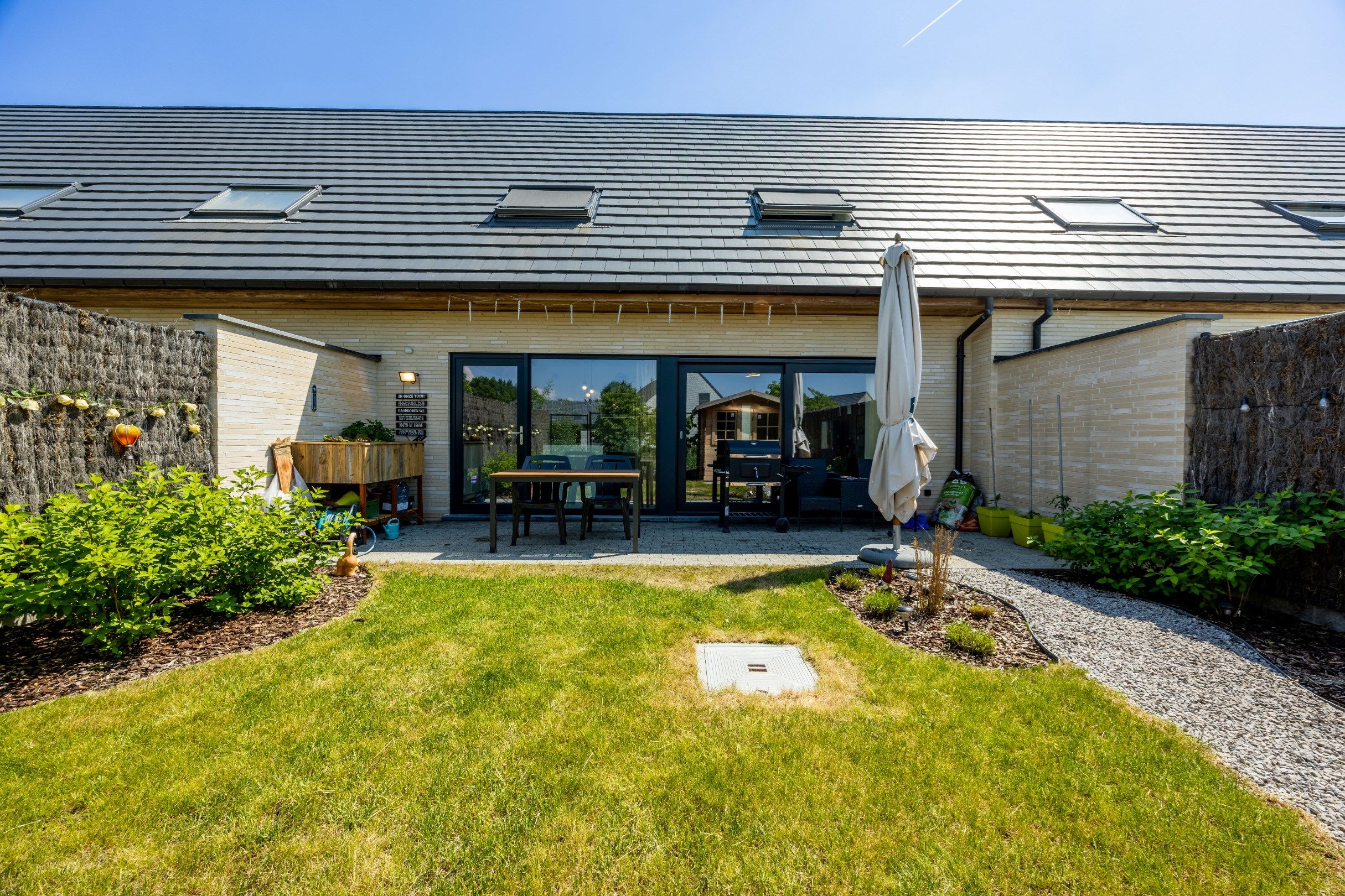 RUSTIG GELEGEN GEZINSWONING MET GARAGE foto 2