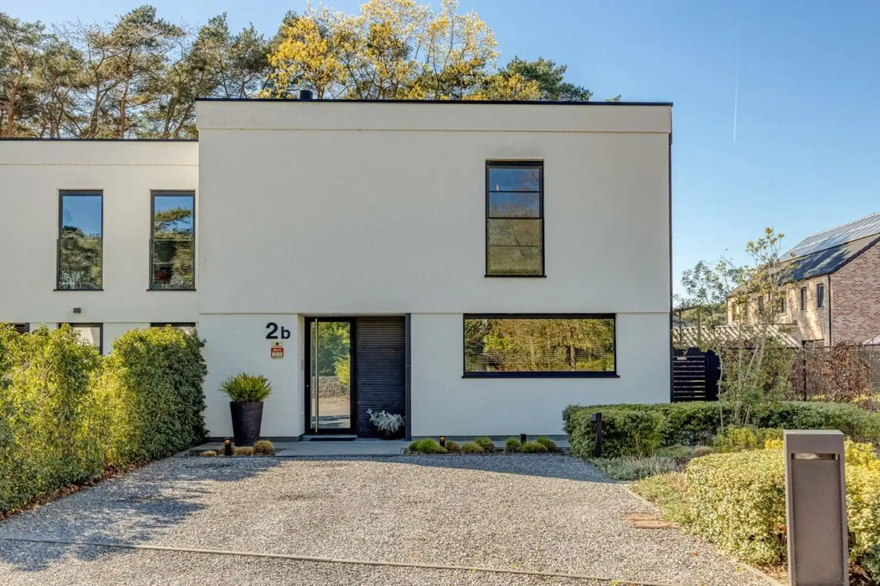 Recente halfopen BEN-woning met zwembad foto 9