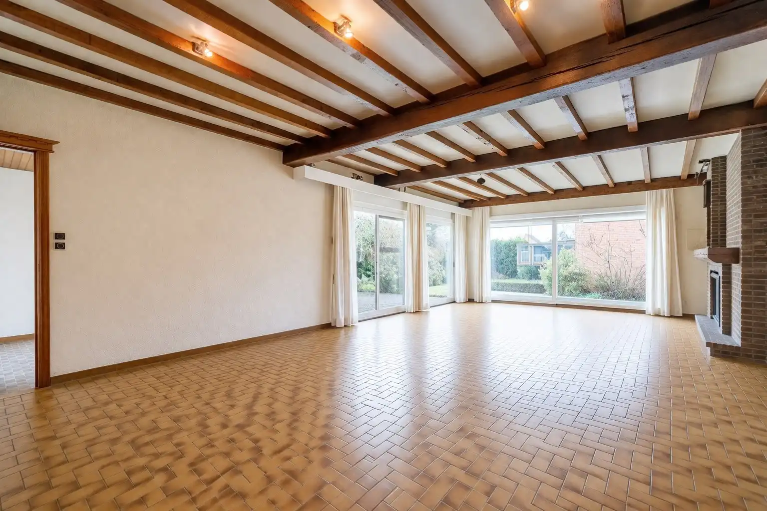 Ruime woning met winkelruimte, loods (optioneel) en garage  foto 3