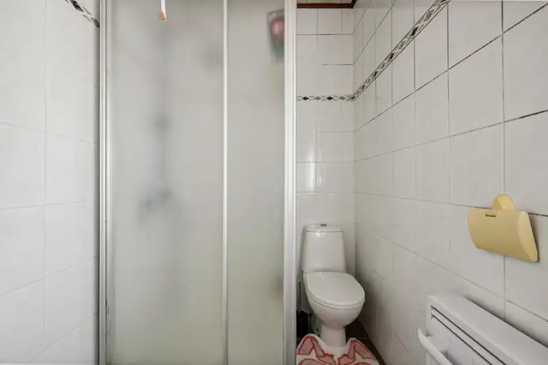 Hooglede-centrum. Stevig gebouwde woning met 3 slaapkamers op een perceel van 241 m2. Vaste huuropbrengst.  Woning rechts. foto 12