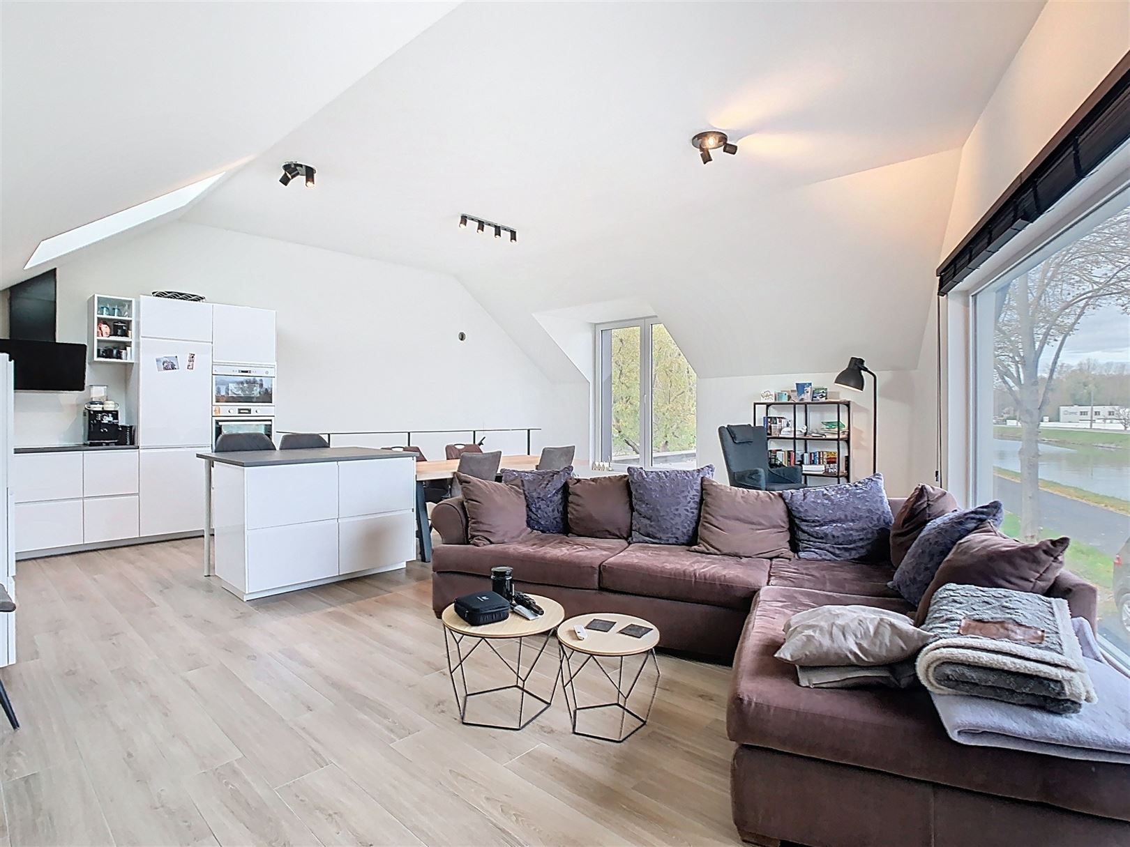 GERENOVEERDE WONING MET ZICHT OP DE VAART!  foto 4