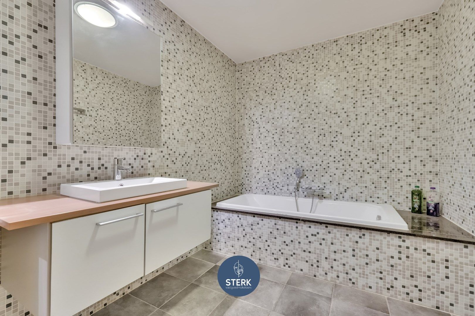 INSTAPKLAAR DUPLEX-APPARTEMENT MET 3 SLPKS EN 2 TERRASSEN TE REKEM !  foto 15