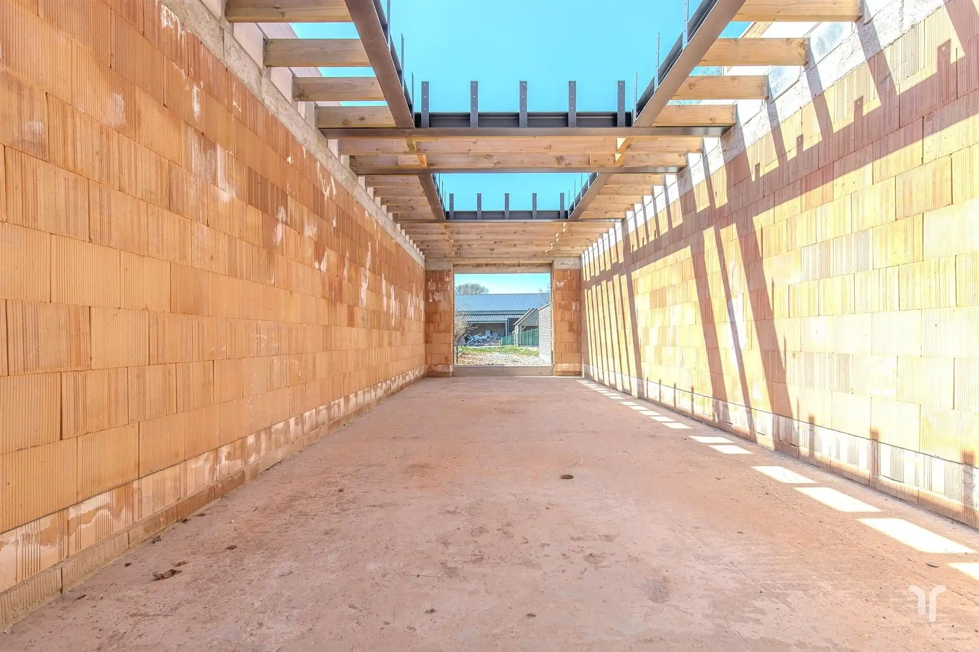 Ruime woning in heropbouw met nieuwe aanbouw. foto 14