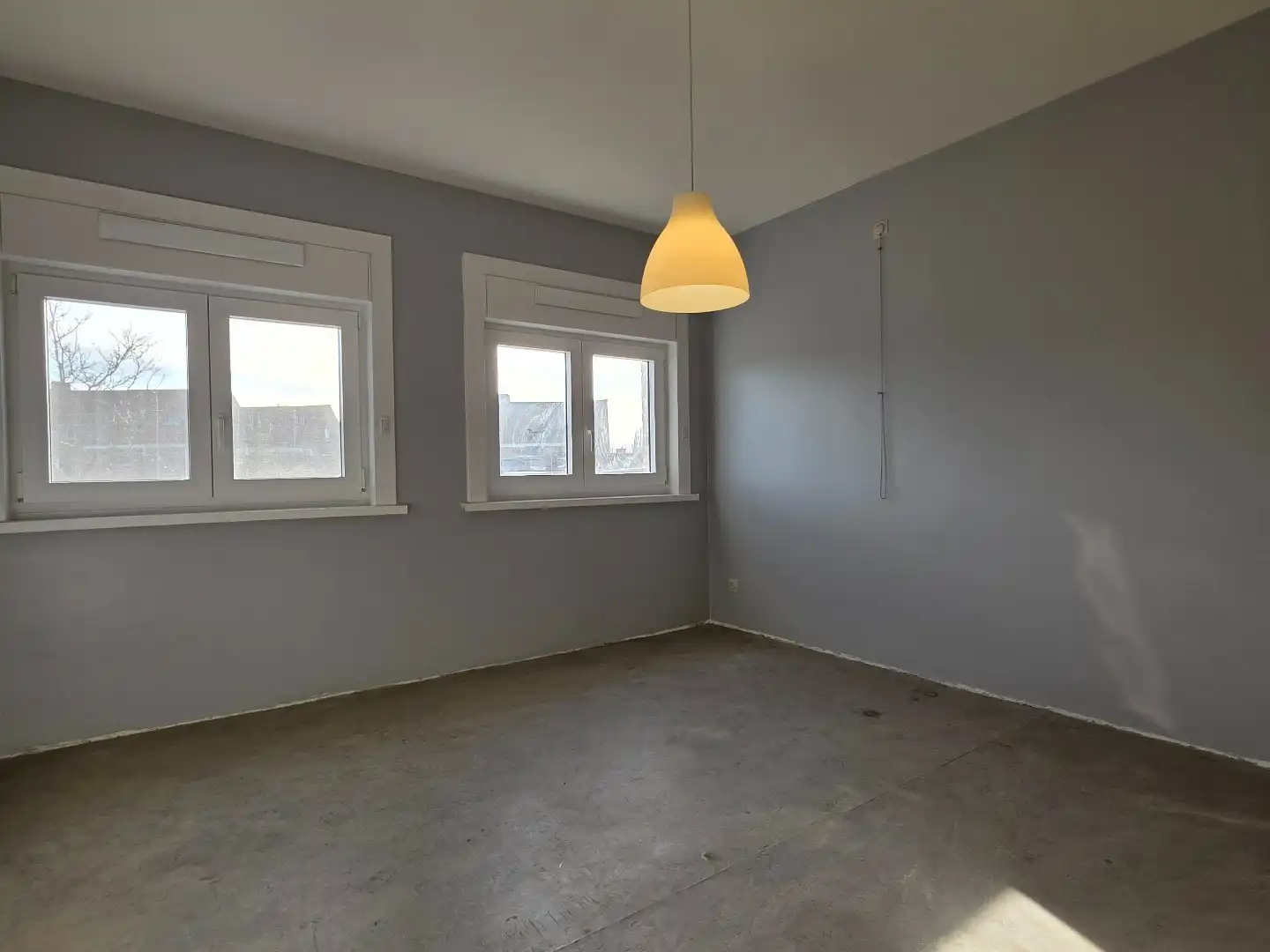 Stevige woning met betonstructuur te koop in Kuurne, eerste verdiep al volledig gerenoveerd foto 9