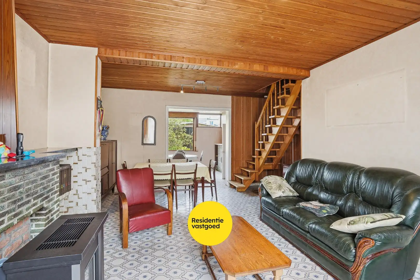 Te renoveren halfopen woning met tuin en oprit/garage foto 8