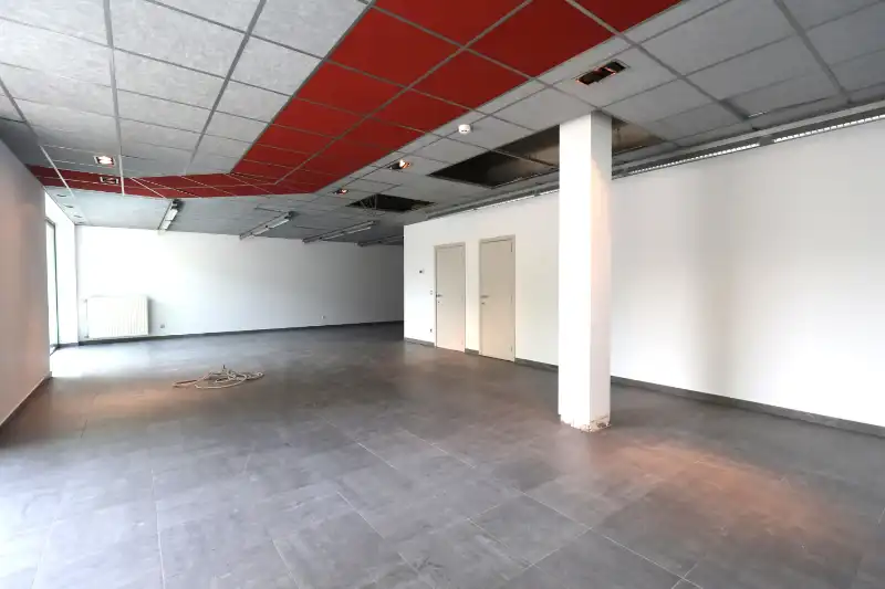 Handelspand van 122 m² met mogelijkheid tot ruim horecaterras in Genk-centrum, tegenover Shopping 1 foto 2