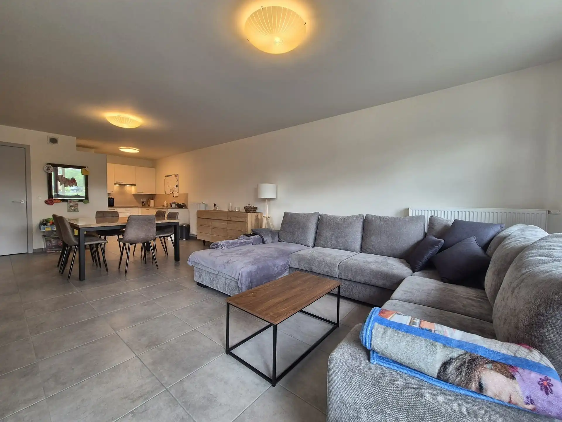 Modern gelijkvloers appartement met terras. foto 4