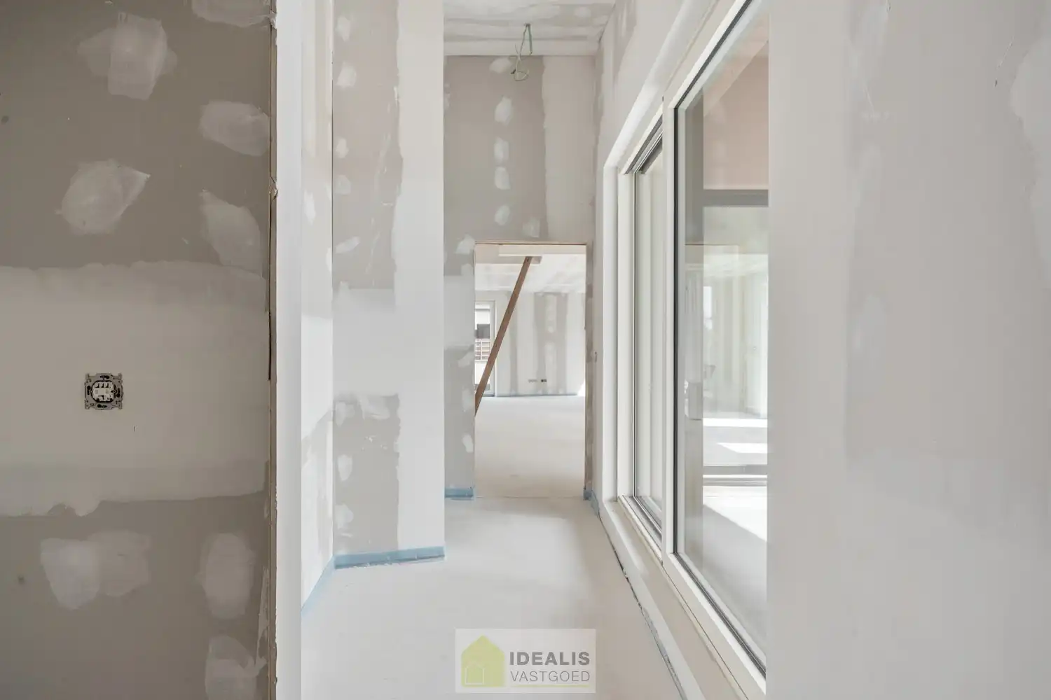 IDEALIS VASTGOED - PRACHTIGE CASCO+ PENTHOUSE MET EEN HEERLIJK LICHTRIJKE WOONKAMER MET OPEN KEUKEN EN AANSLUITEND ZEER RUIM TERRAS, 2 SLAAPKAMERS, BADKAMER, BERGPLAATS EN KELDERBERGING OP EEN GEGEERDE LOCATIE IN HET CENTRUM VAN PEER! Een aangename penthouse met een netto bewoonbare oppervlakte van +-102m² met veel lichtinval en grote glaspartijen en een ruim terras van maar liefst +- 22m², met apart kelderberging en fietsenstalling op een gegeerde locatie! Deze casco+ penthouse biedt op de 2de  verdieping een heerlijk ruime woonkamer met open keuken, een ruime inkom, een toilet, een bergplaats en toegang tot het ruim terras. Op de 3de  verdieping beschikt het penthouse over 2 slaapkamers en een badkamer. Een penthouse met vele troeven dus, nl. casco+ en nog volledig naar eigen smaak af te werken, een fijne locatie, veel lichtinval en ruime glaspartijen, zeer ruime leefruimte met open keuken, 2 slaapkamers, laag energieverbruik,… foto 11