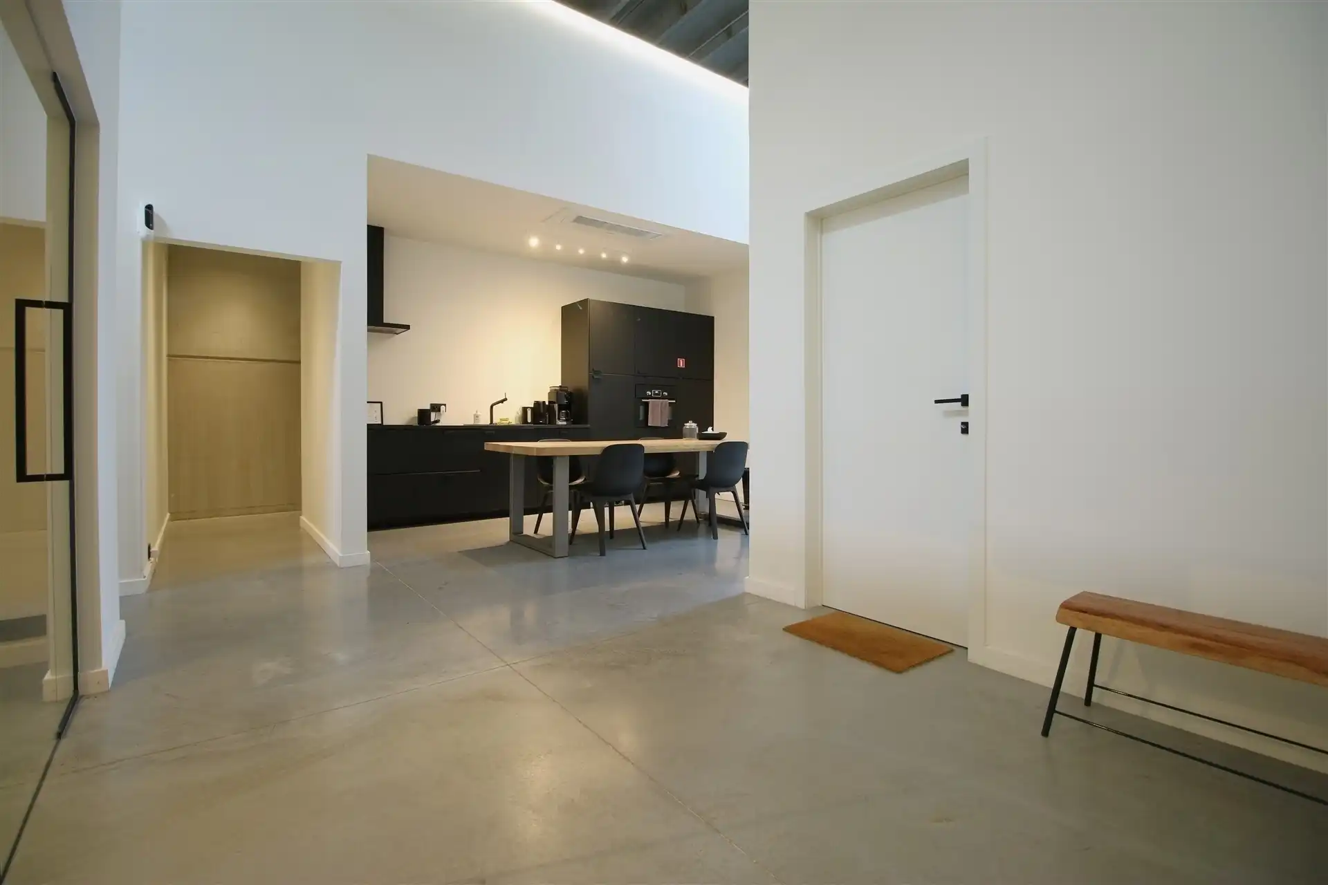 Ingerichte KMO-unit met burelen en magazijnen foto 7