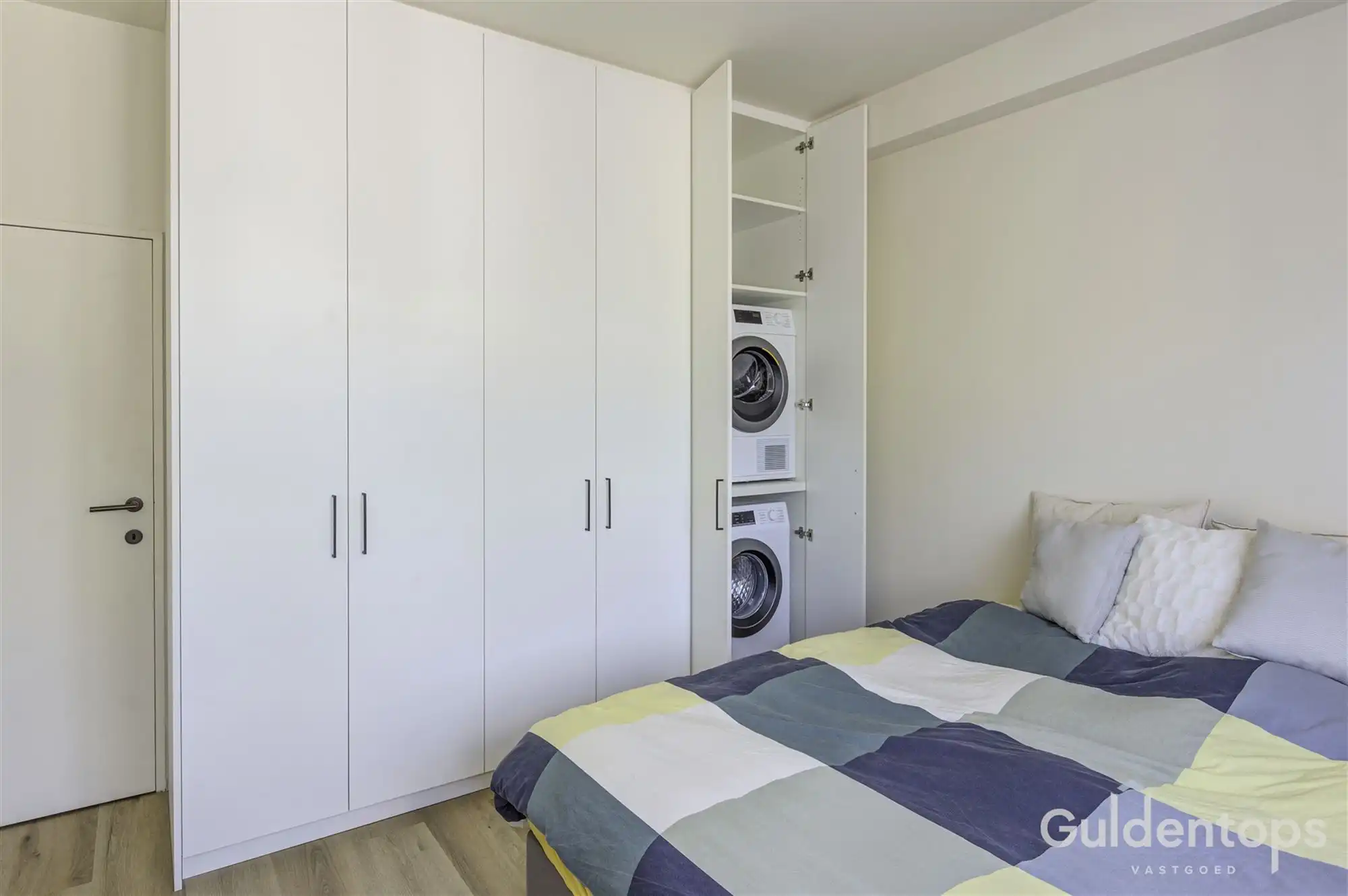 Knap vernieuwd 2 slaapkamerappartement op topligging foto 20