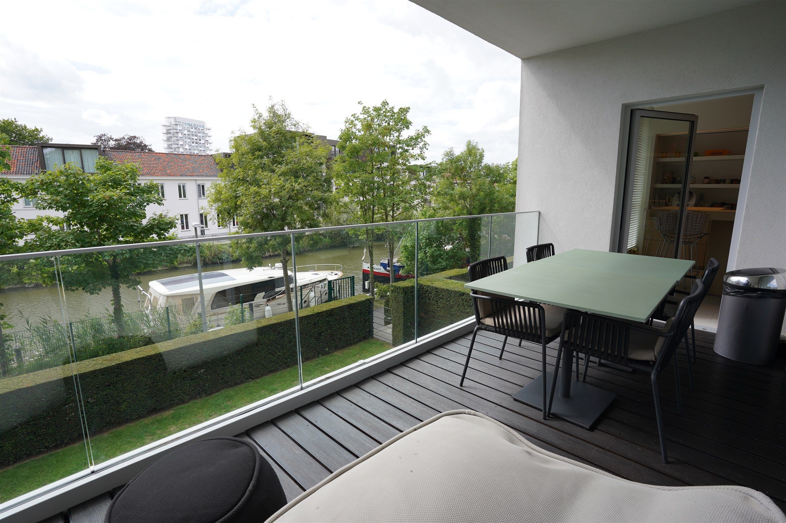 Luxeappartement met frontaal Leiezicht & voorbijglijdende bootjes foto 13