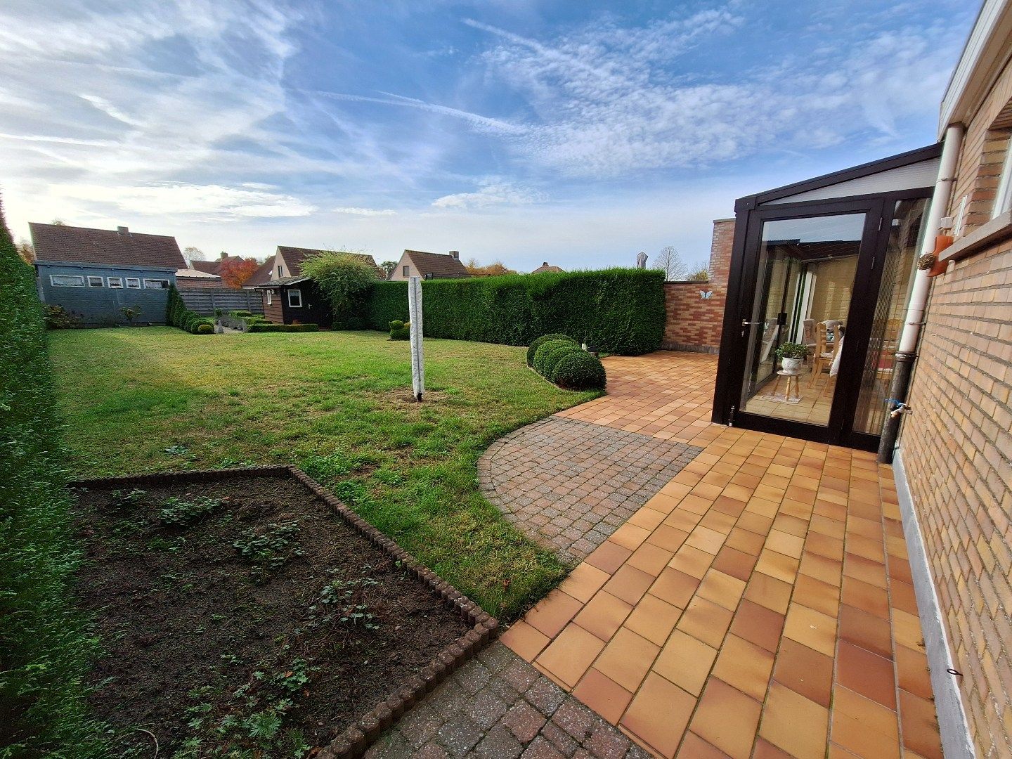 Halfopen woning met grote tuin in een rustige buurt foto 2