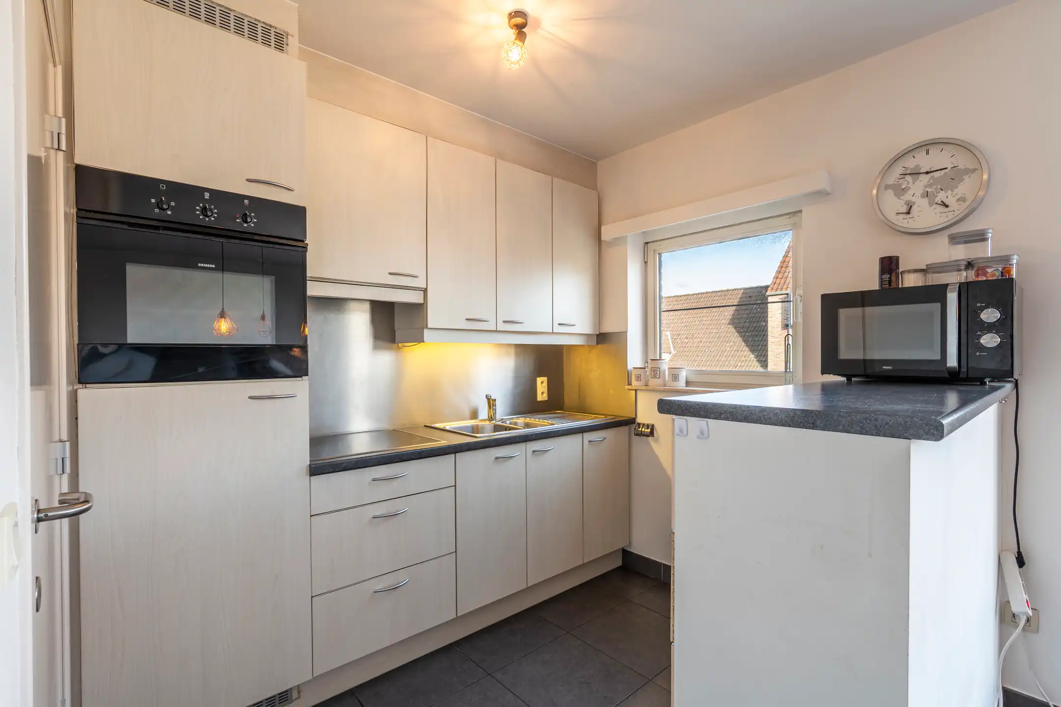 Uitstekend 2 slpk. appartement met kelderberging en private garage foto 7