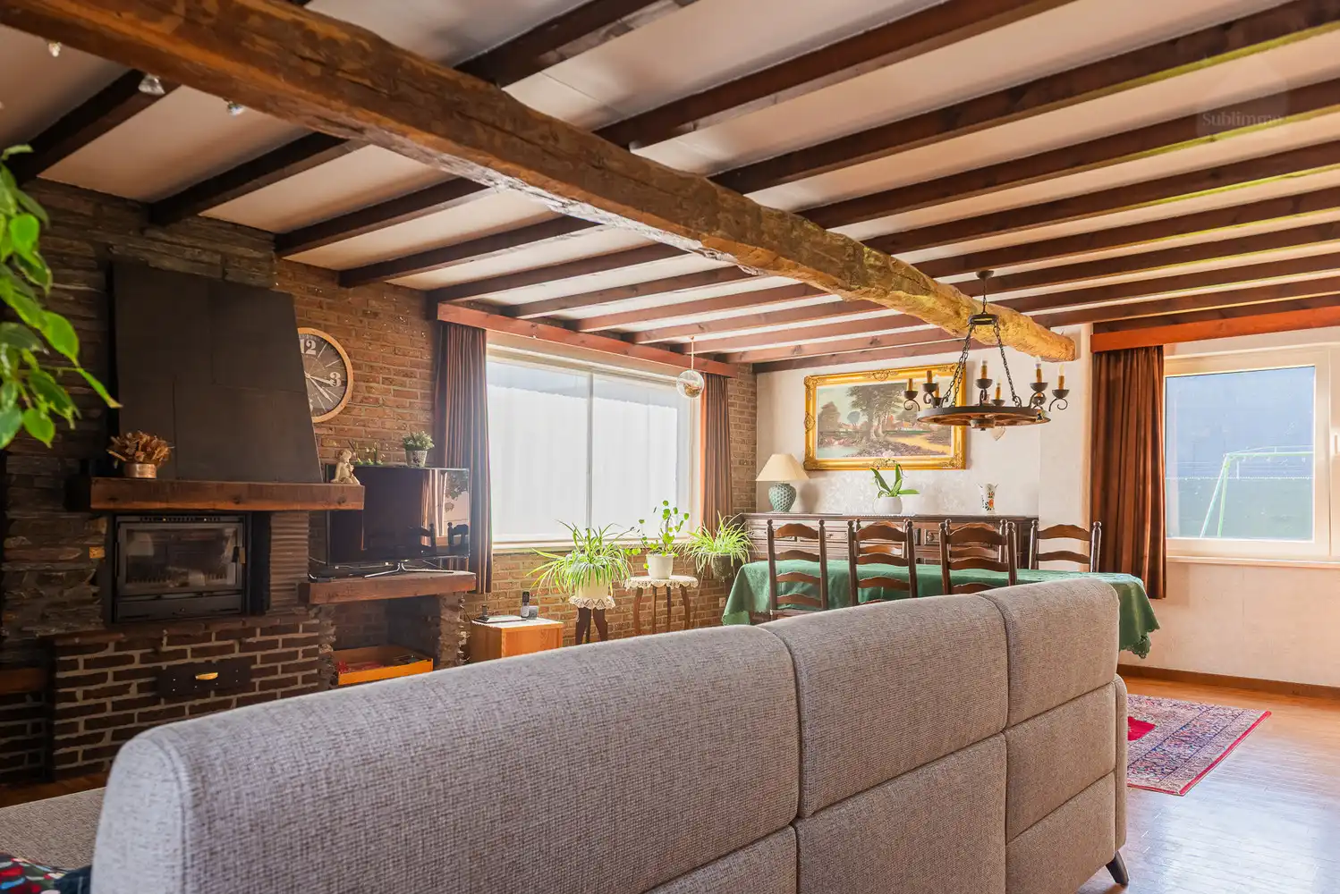 Charmante woning met 6 slaapkamers, garage en gezellige tuin op 695 m² foto 7