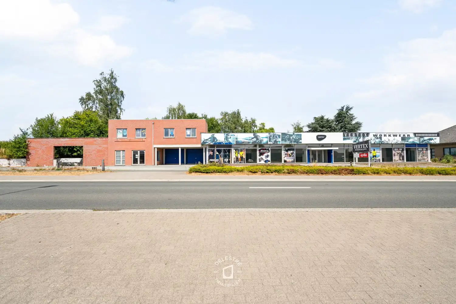 Commerciële site op de Brakelsesteenweg: toonzaal, kantoor, appartement & grond foto {{pictureIndex}}