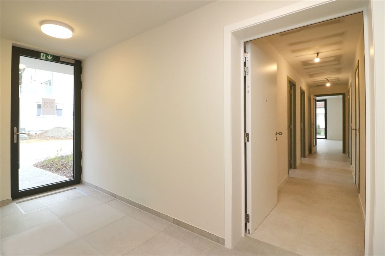 splinternieuw, gelijkvloers, ruim terras, 2 slpk foto 3