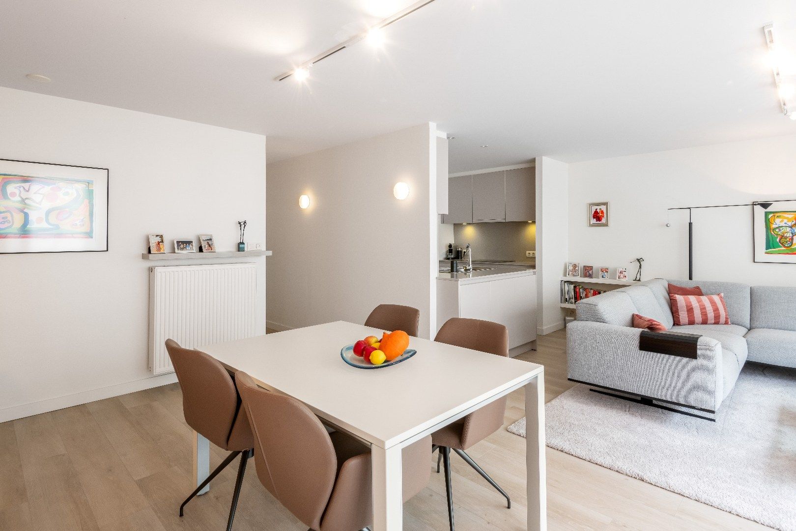 Instapklaar 3-slaapkamer appartement gelegen op de Paul Parmentierlaan vlakbij de winkels van de Lippenslaan. foto 5