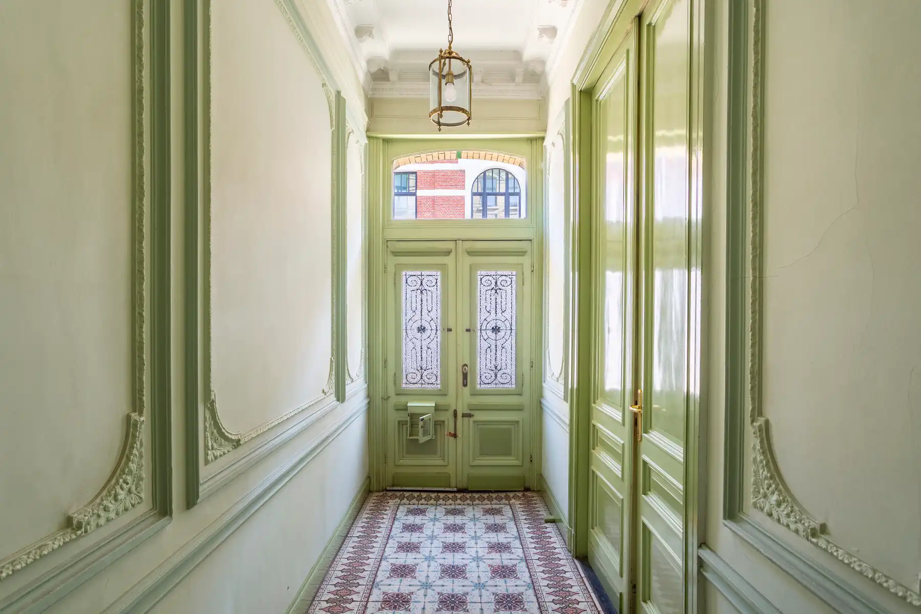 Te renoveren herenwoning met ruime tuin in Zurenborg foto 4