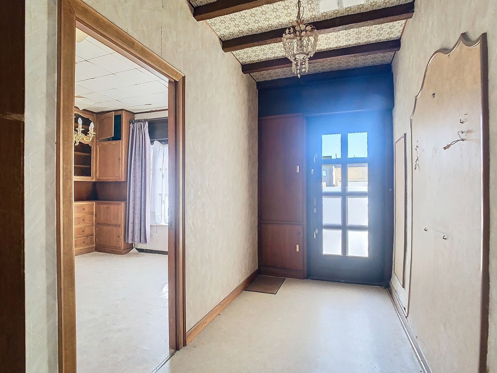 Zéér ruime, Te renoveren woning met 3 SLPK én garage! foto 3