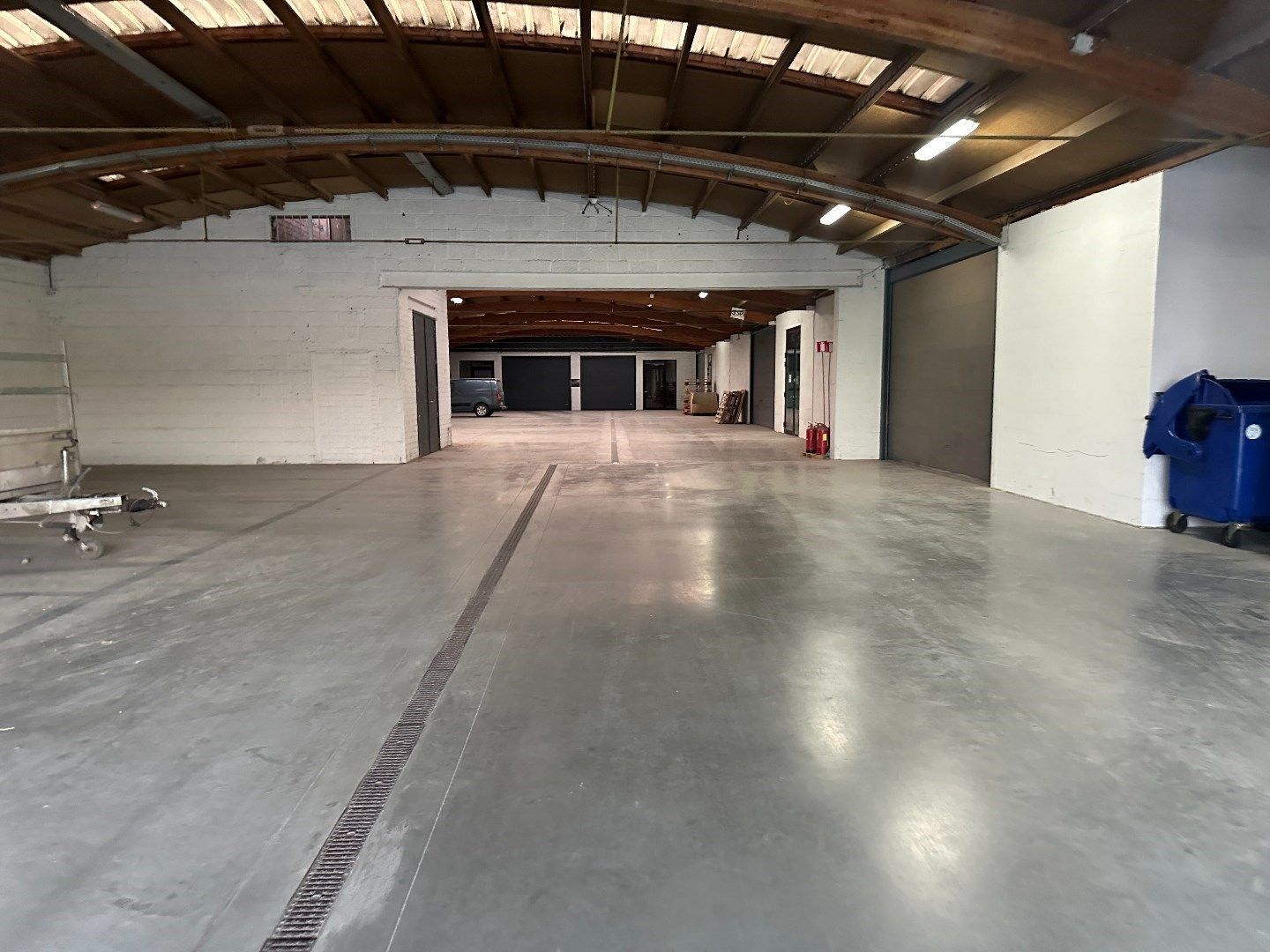 Ruime loods van 738m² op industriezone in Houthulst foto 2