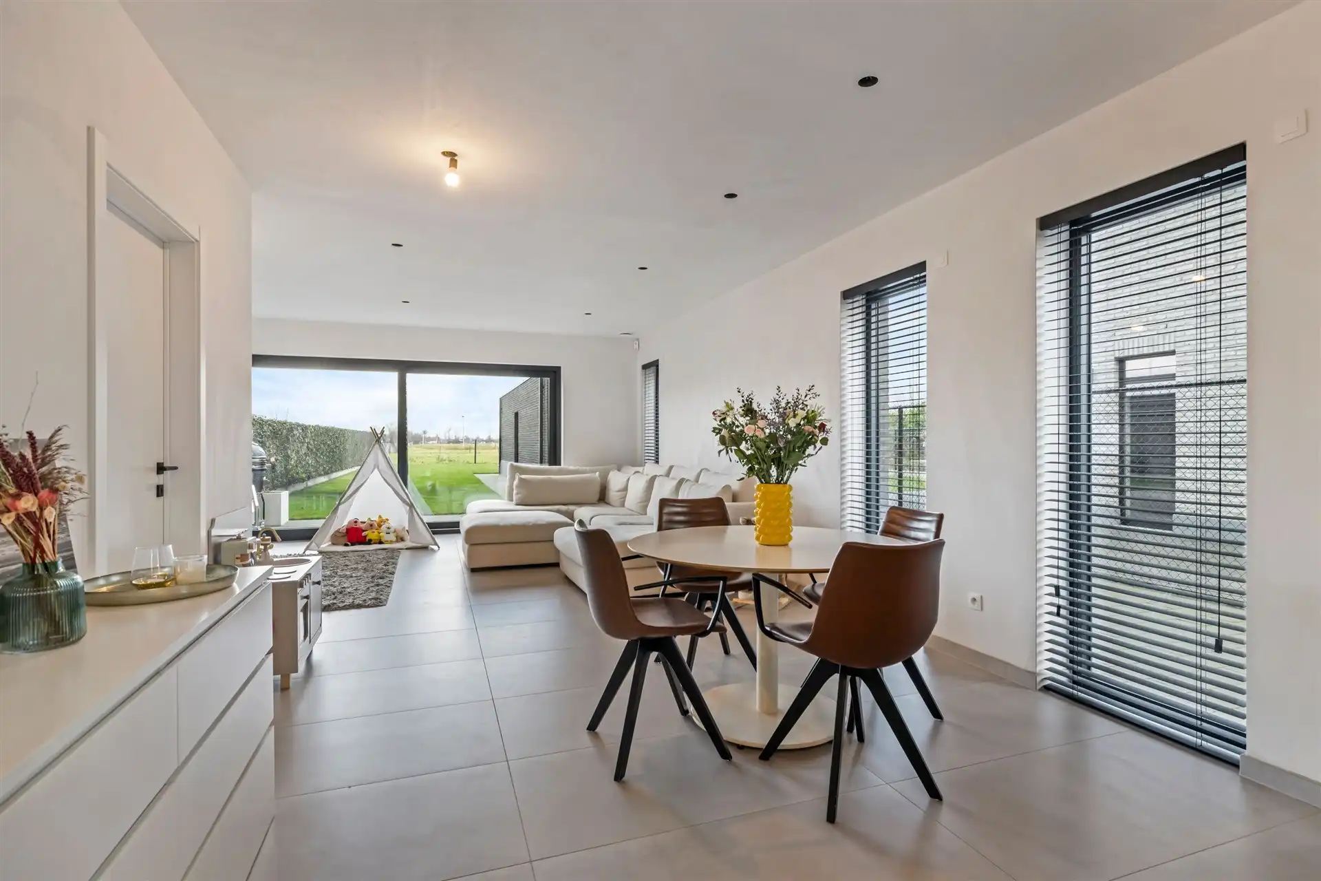 Recente gezinswoning met 5 slaapkamers en losstaande garage op een mooi perceel van 465m² foto 6