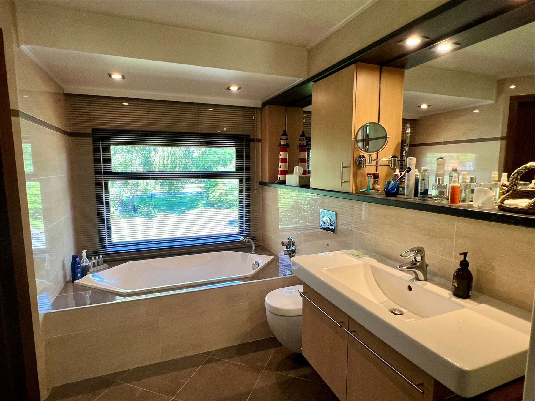 Karaktervolle en ruime villa met prachtige tuin foto 10