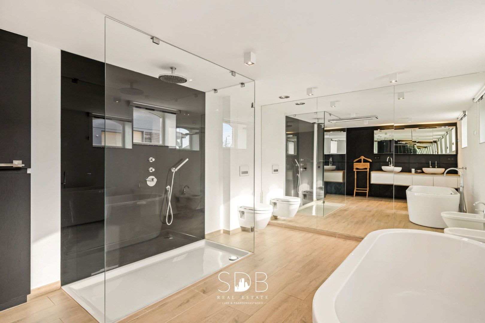 Prachtige villa in hoevestijl met bijgebouwen en graslanden op 89.070m² foto 25