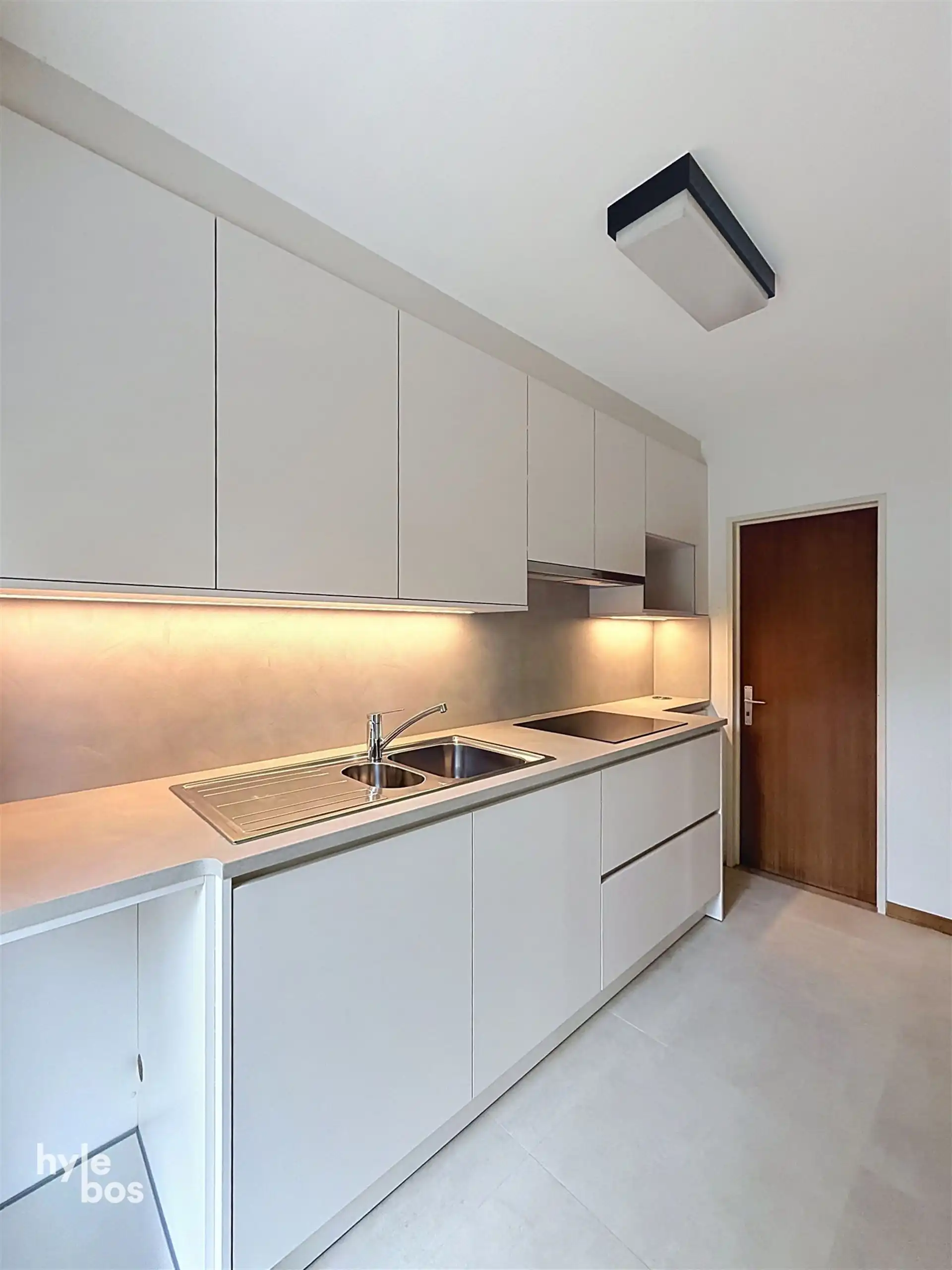 Centraal gelegen, instapklaar twee slaapkamer appartement foto 6