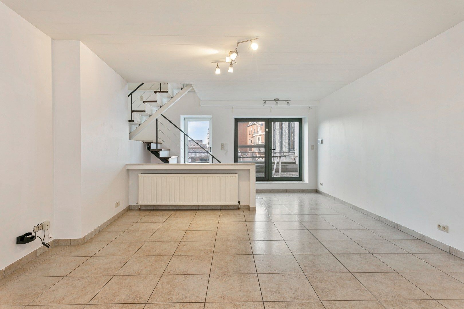 Ruim en zonnig appartement met terras + privé staanplaats foto 3