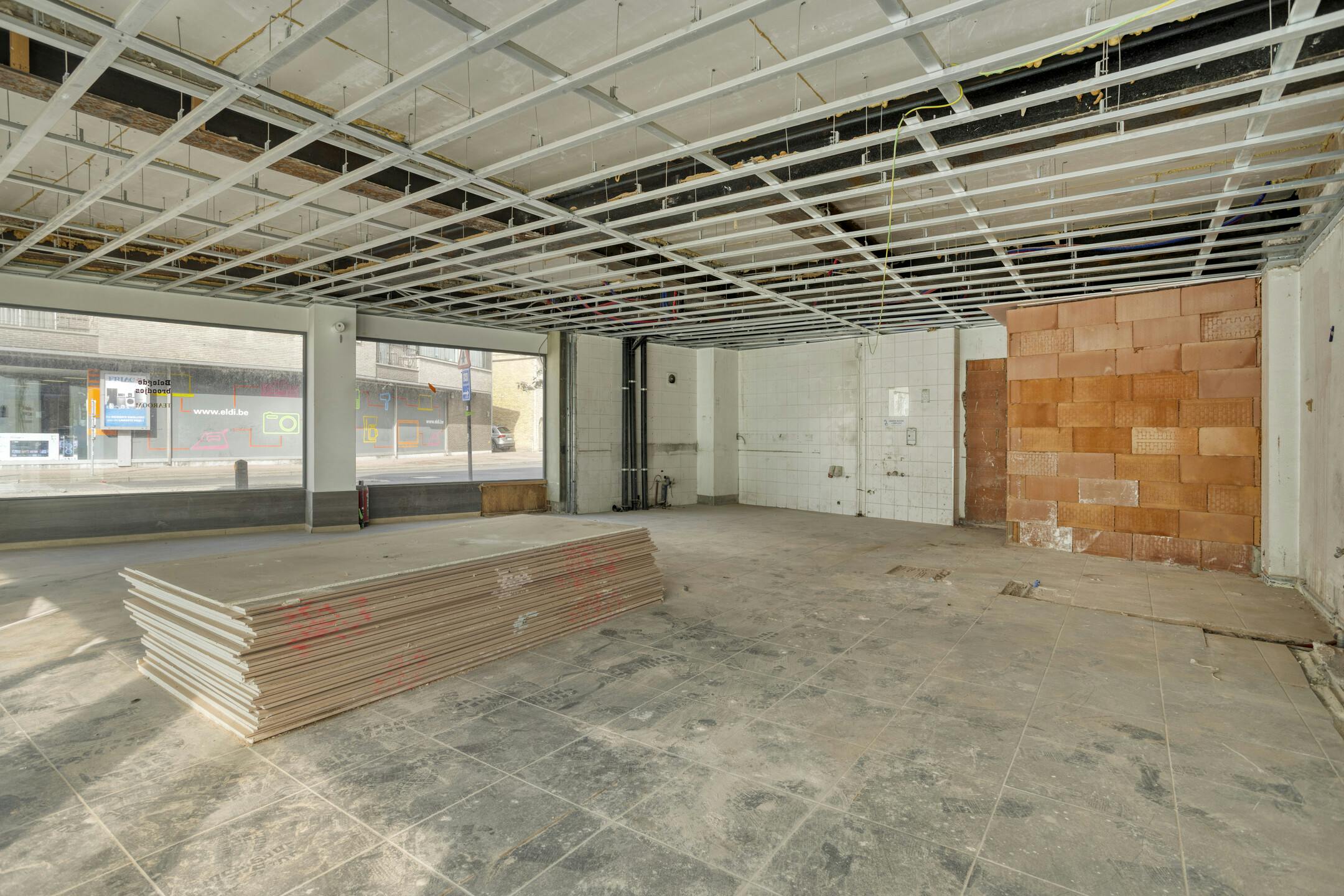 Pand met 2 gerenoveerde appartementen en winkel te Veurne. foto 34