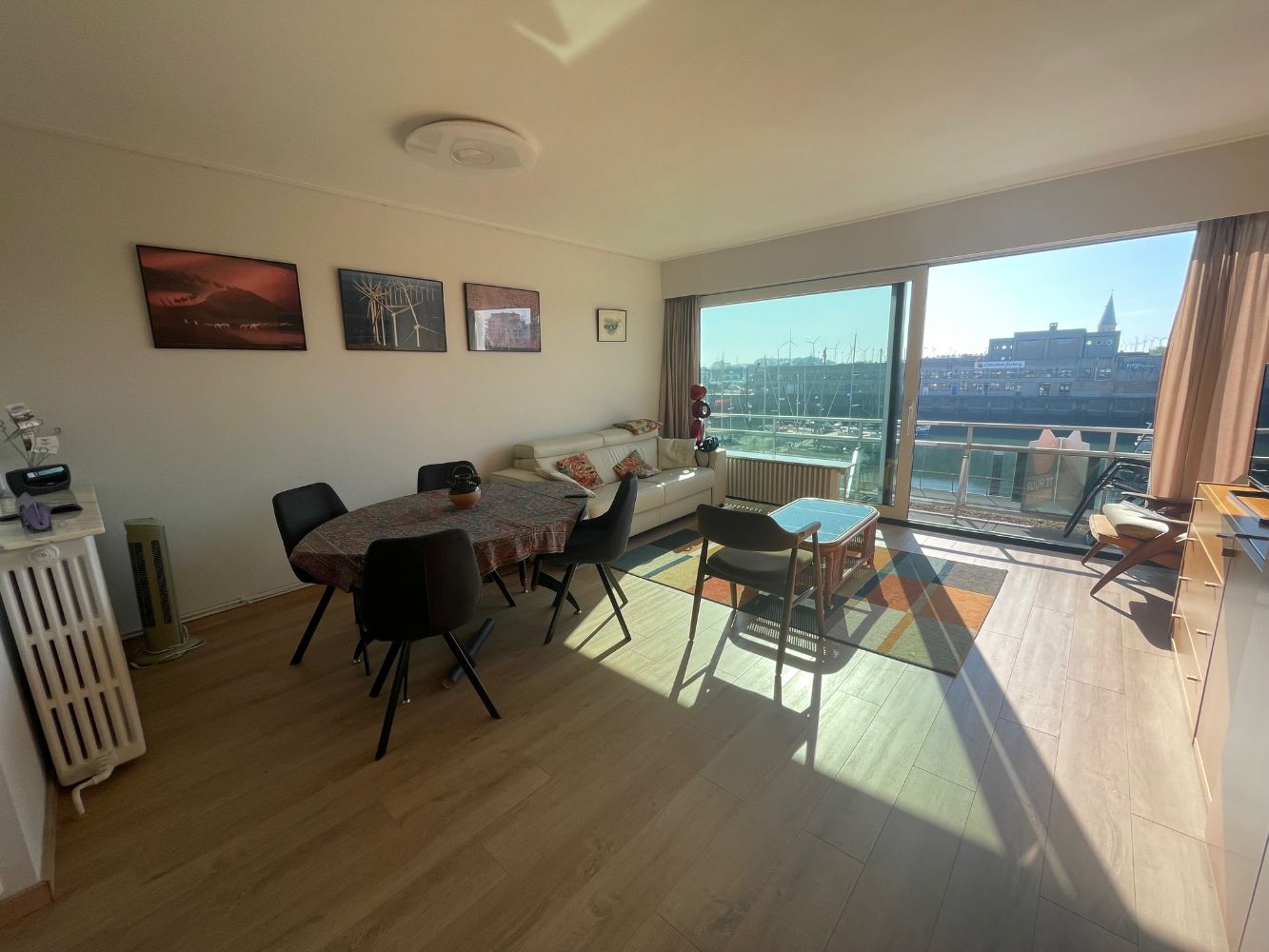 Ruime studio met zonnig terras en uitzicht op de boten  in de Haven van Zeebrugge . Er is een mogelijkheid om een garagebox in het gebouw bij te huren. En dit op het gelijkvloers. Dichtbij de gezellige restaurantjes in Zeebrugge. foto 5