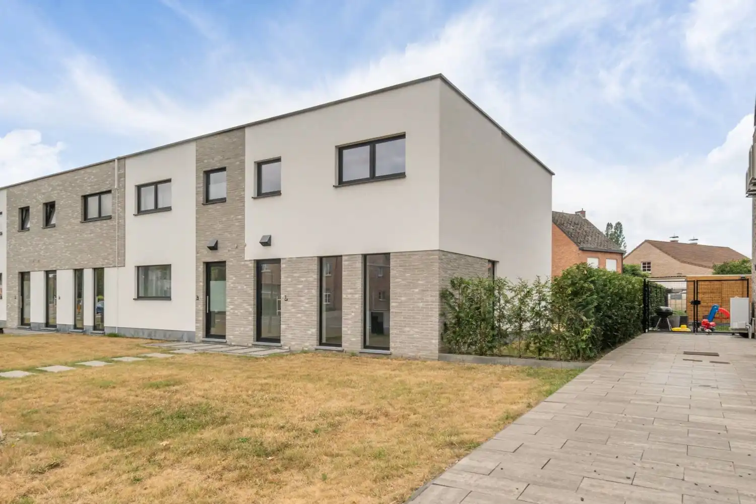 Volledig afgewerkte woning met 3 slaapkamers, tuin en 2 ondergrondse parkeerplaatsen foto 28