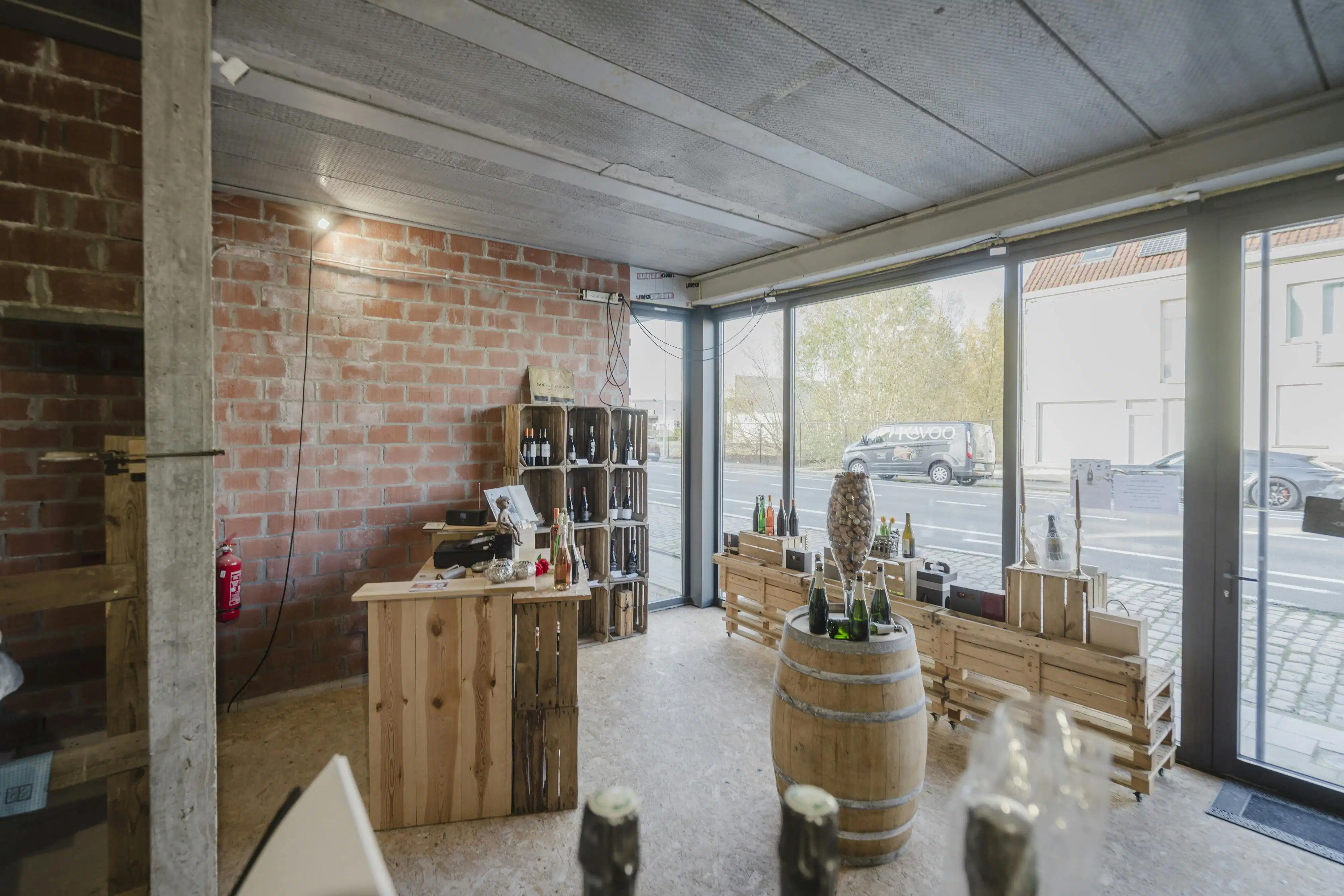 Opbrengsteigendom met handelspand en 2 appartementen te koop in Wevelgem foto 3